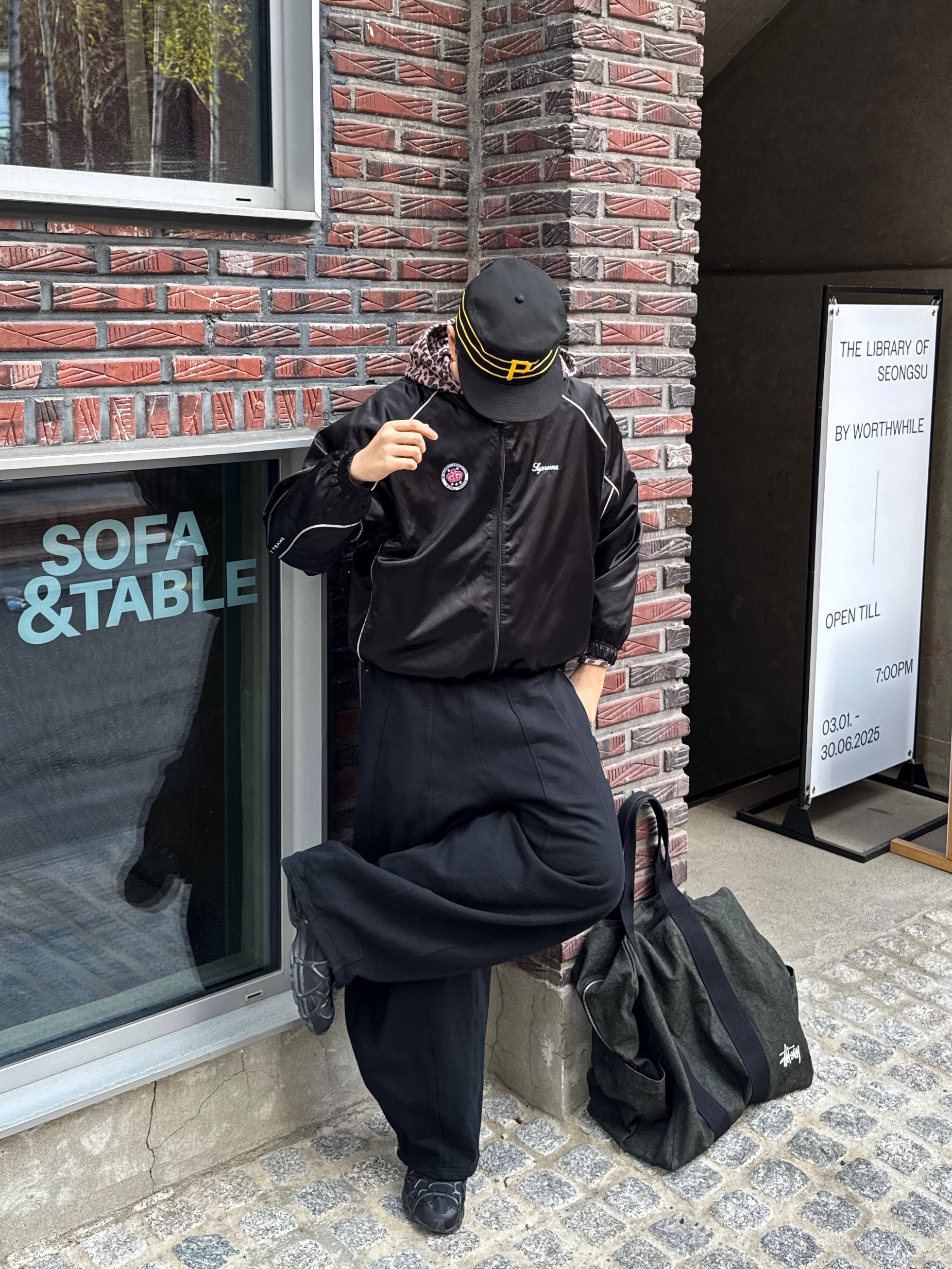 Stussy Canvas Flight Bag Washed Black, Nike Air Kukini Triple Black 착용 스타일 - 4