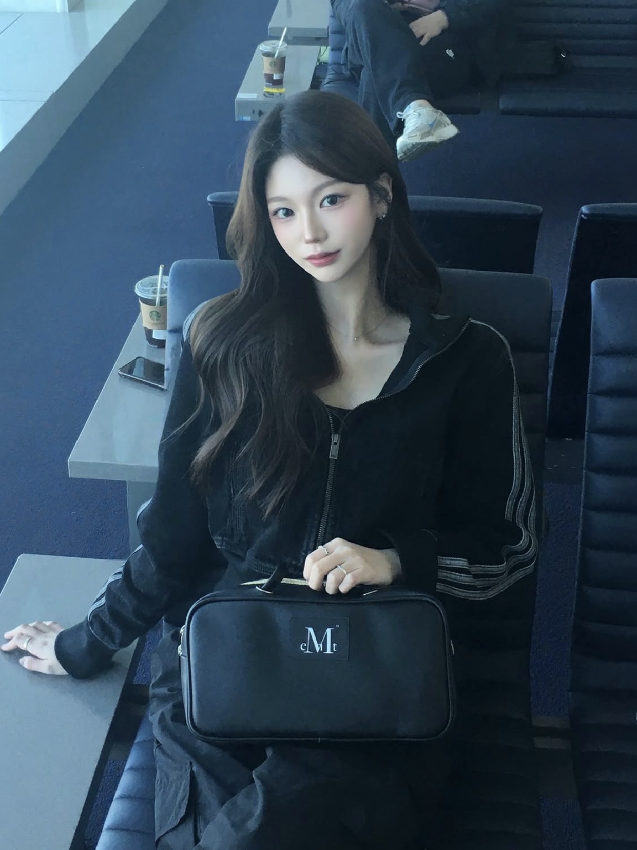 MUCENT Carbu Big Eyelet Leather Mini Bag Black 착용 스타일 - 3