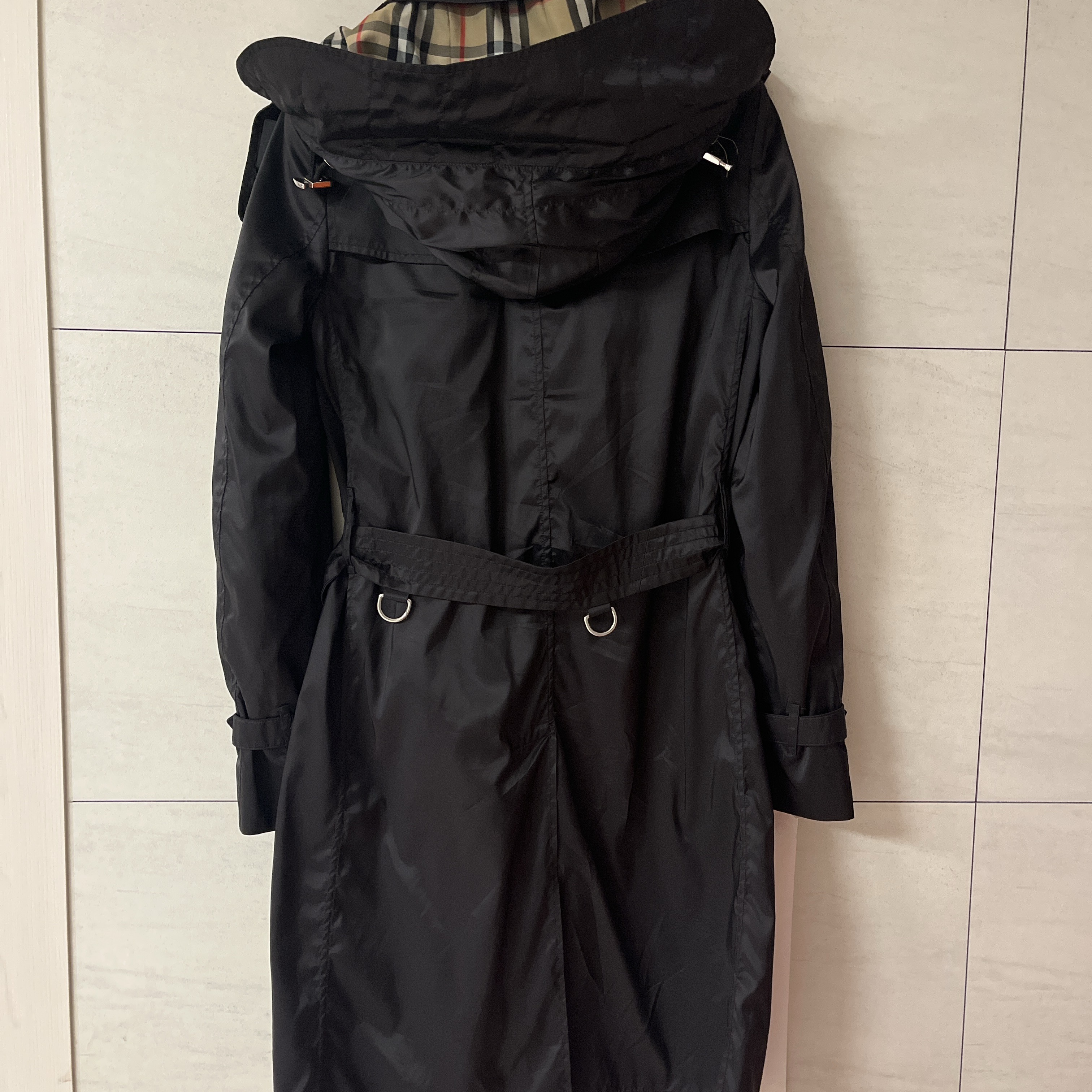 (W) Burberry Detachable Hood Teffeta Kensington Trench Coat Black 착용 스타일 - 3