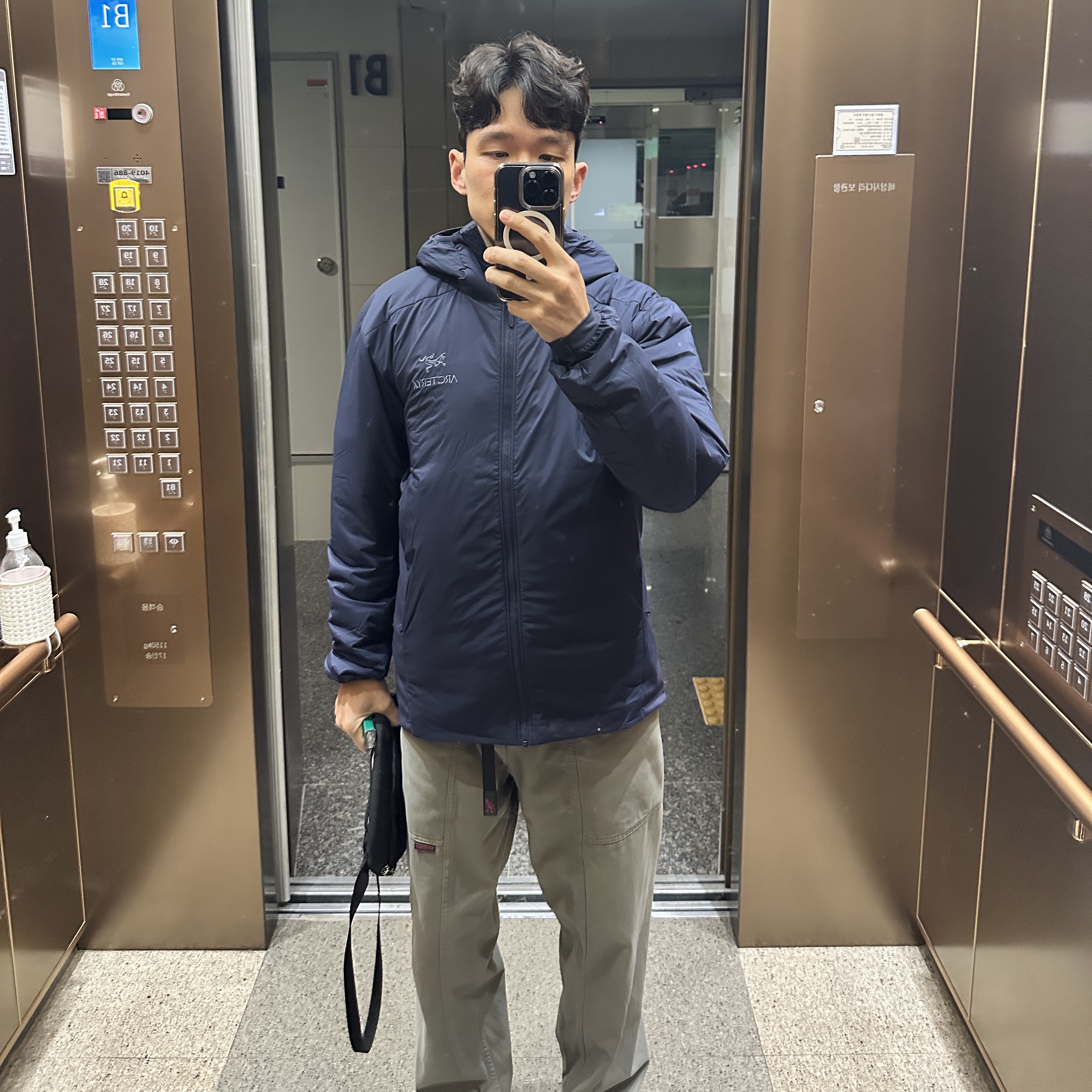 Arc'teryx Atom Hoody Black Sapphire 착용 스타일