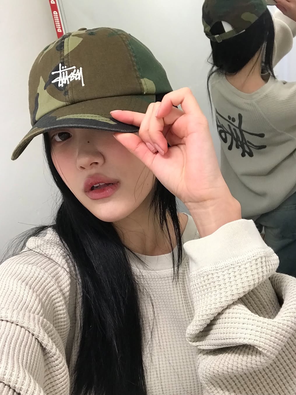 스투시 로우 프로파일 베이직 워시드 스트랩백 우드랜드 카모, 스투시 래글런 써멀 롱슬리브 크루 본 착용 스타일 - 4