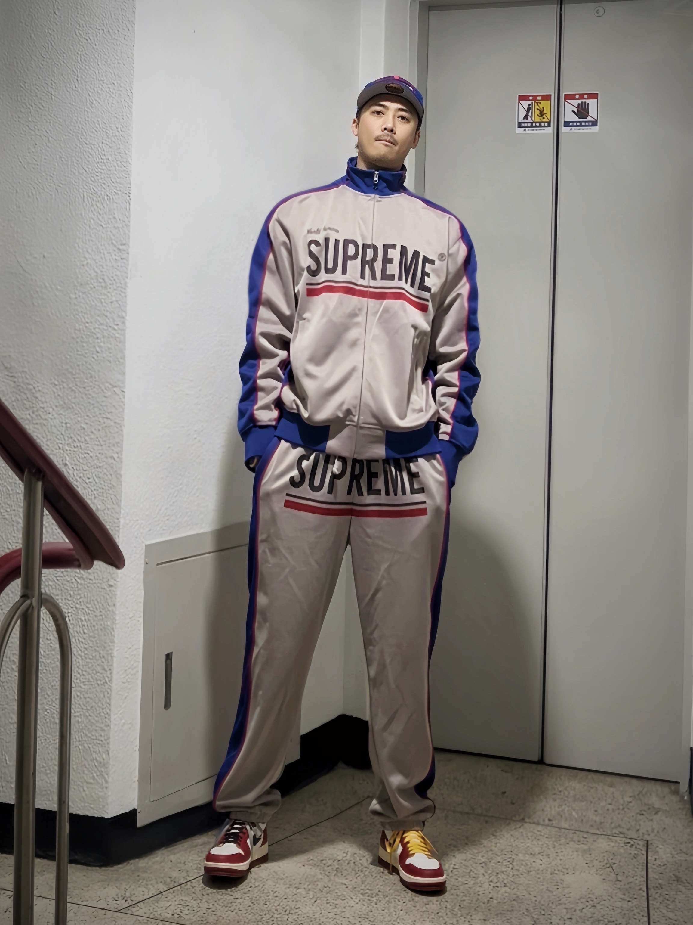 Supreme Bones Box Logo New Era Royal - 25SS, Supreme World Famous Jacquard Track Jacket Stone - 22FW 착용 스타일 - 2