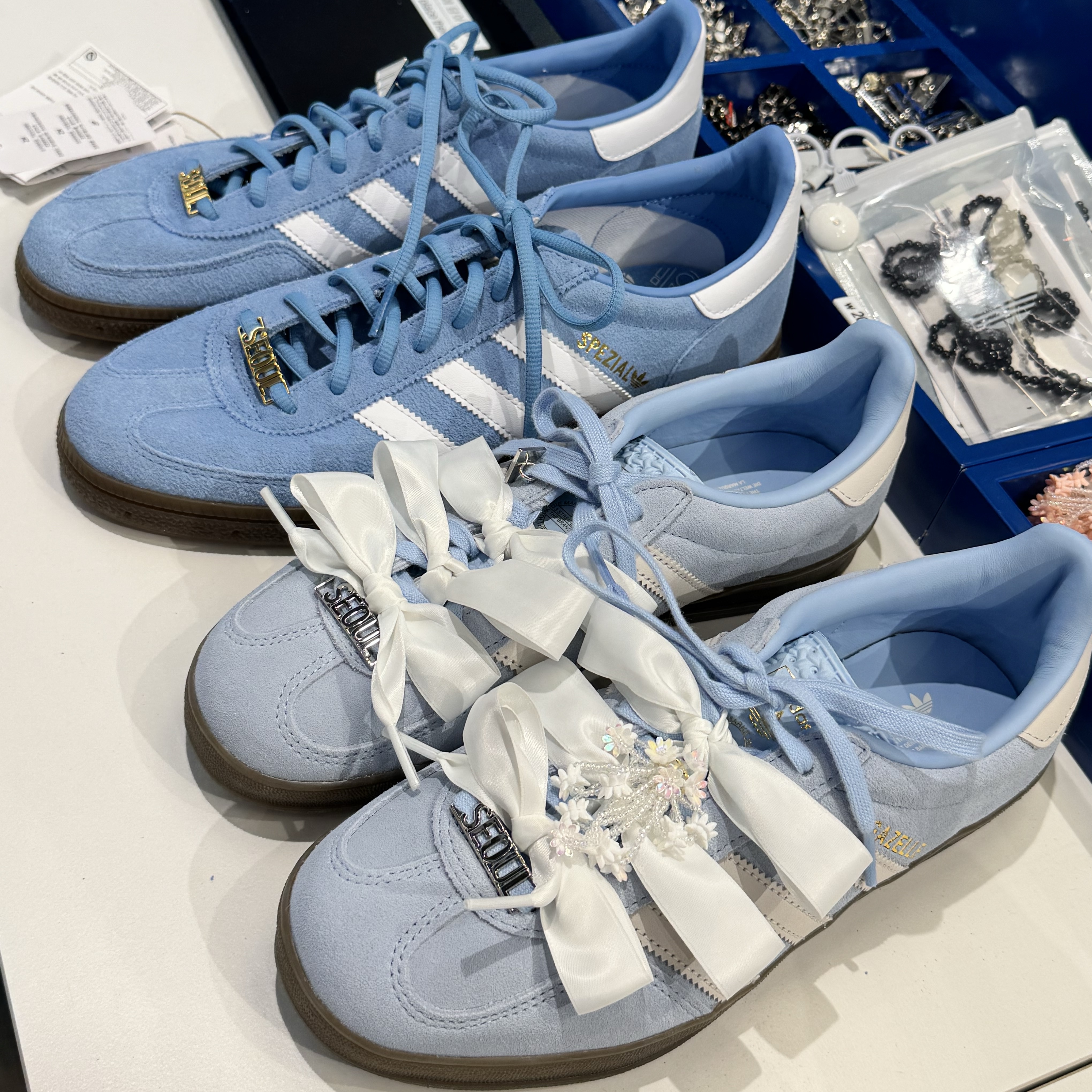 (W) Adidas Originals Gazelle Indoor Clear Sky Off White, Adidas Spezial Handball Light Blue 착용 스타일 - 1