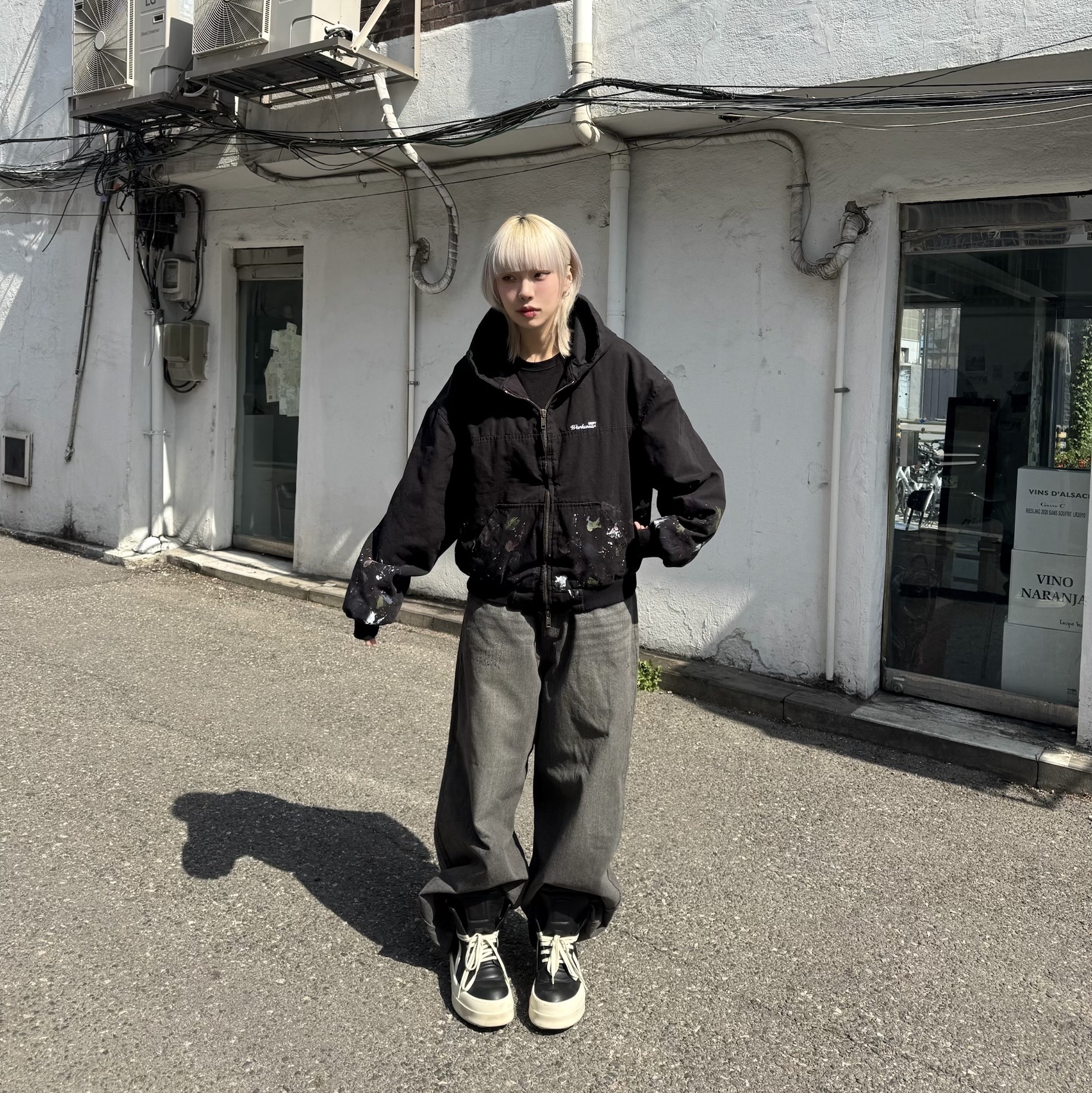릭 오웬스 할리우드 메가 범퍼 지오바스켓 풀 그레인 카프 레더 블랙 밀크, 그레일즈 페인티드 워크 자켓 블랙 착용 스타일 - 3