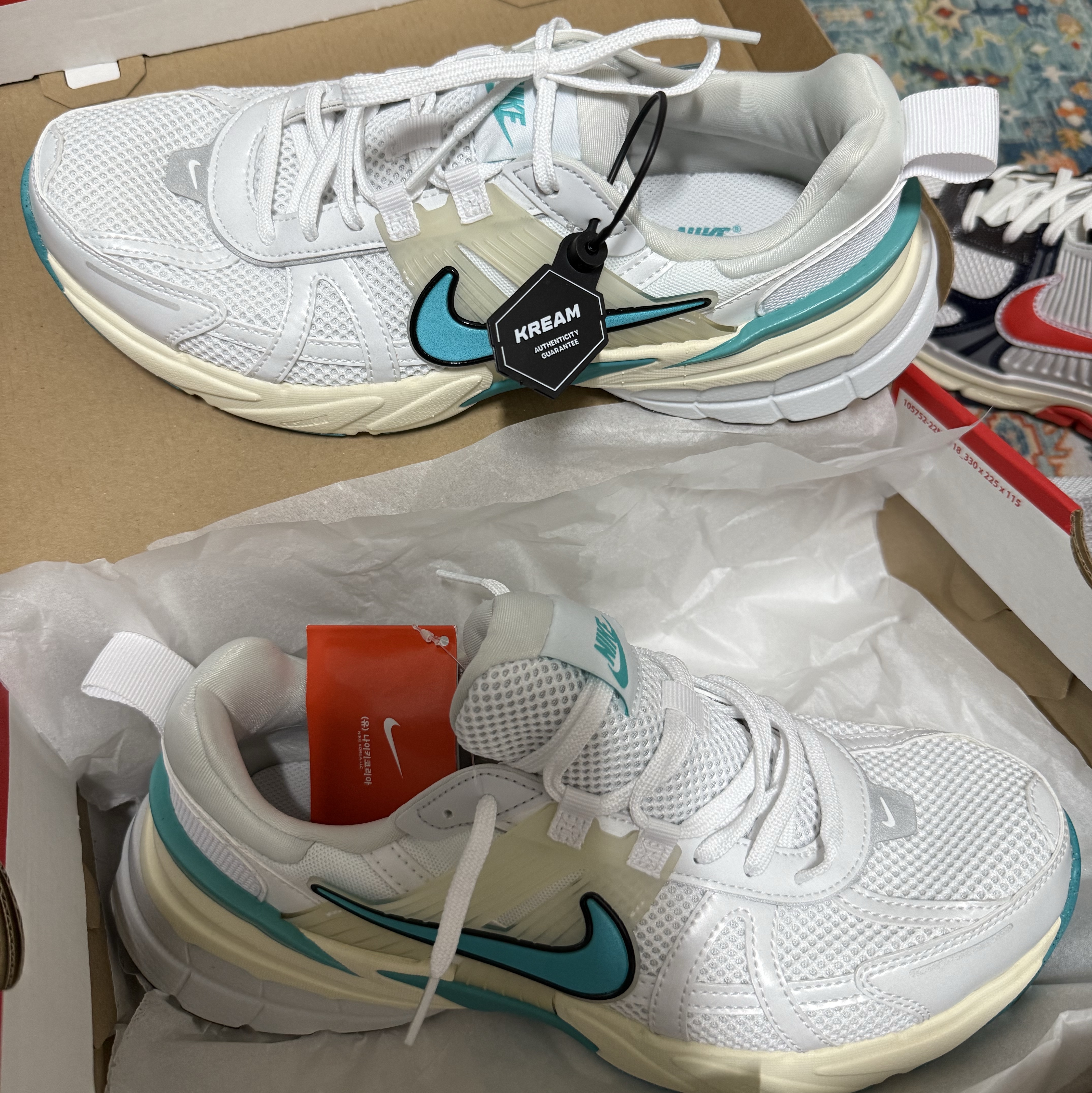 Nike V2K Run White Coconut Milk 착용 스타일