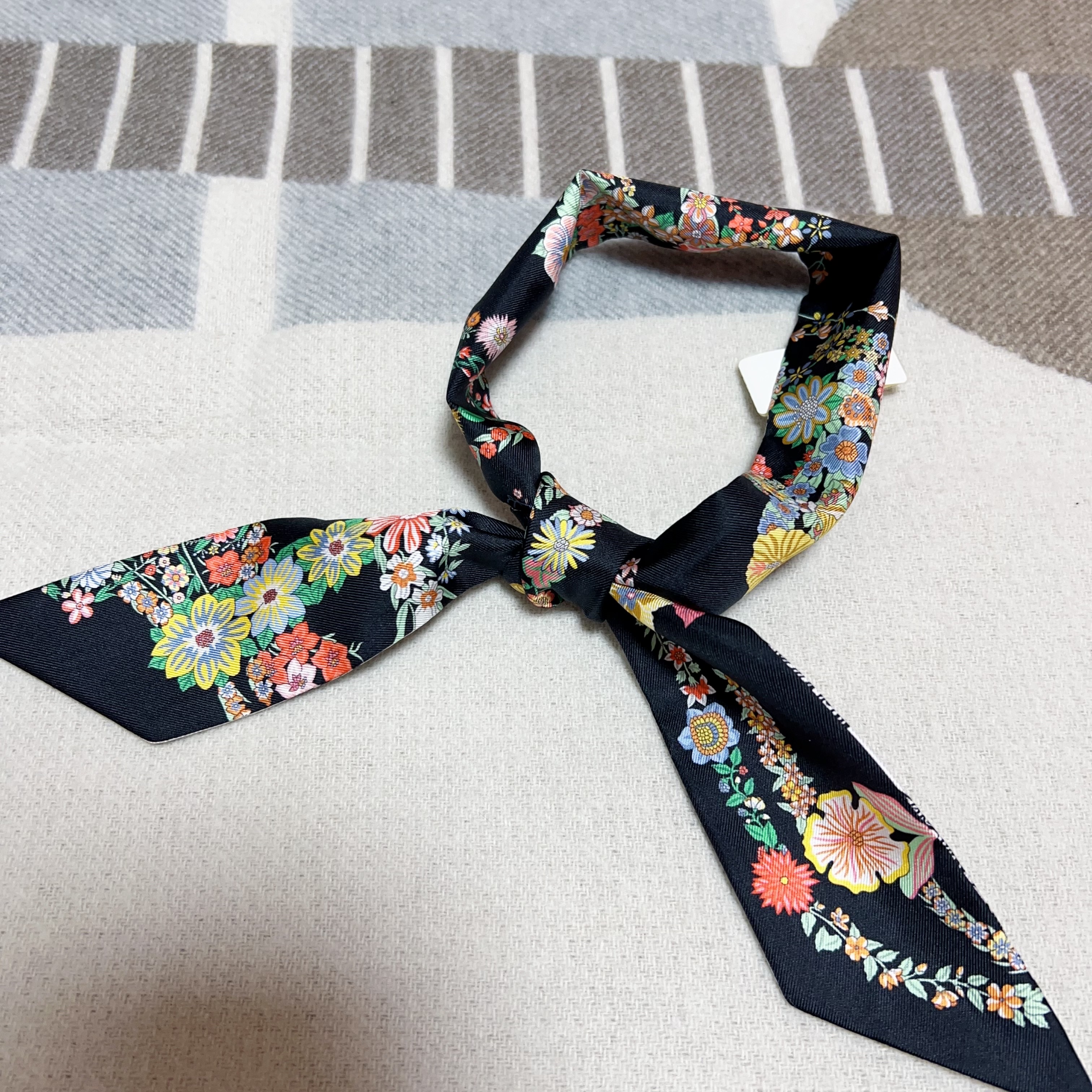 (W) Hermes Brides de Gala en Fleurs Twilly Noir Multicolore Blanc 착용 스타일 - 1