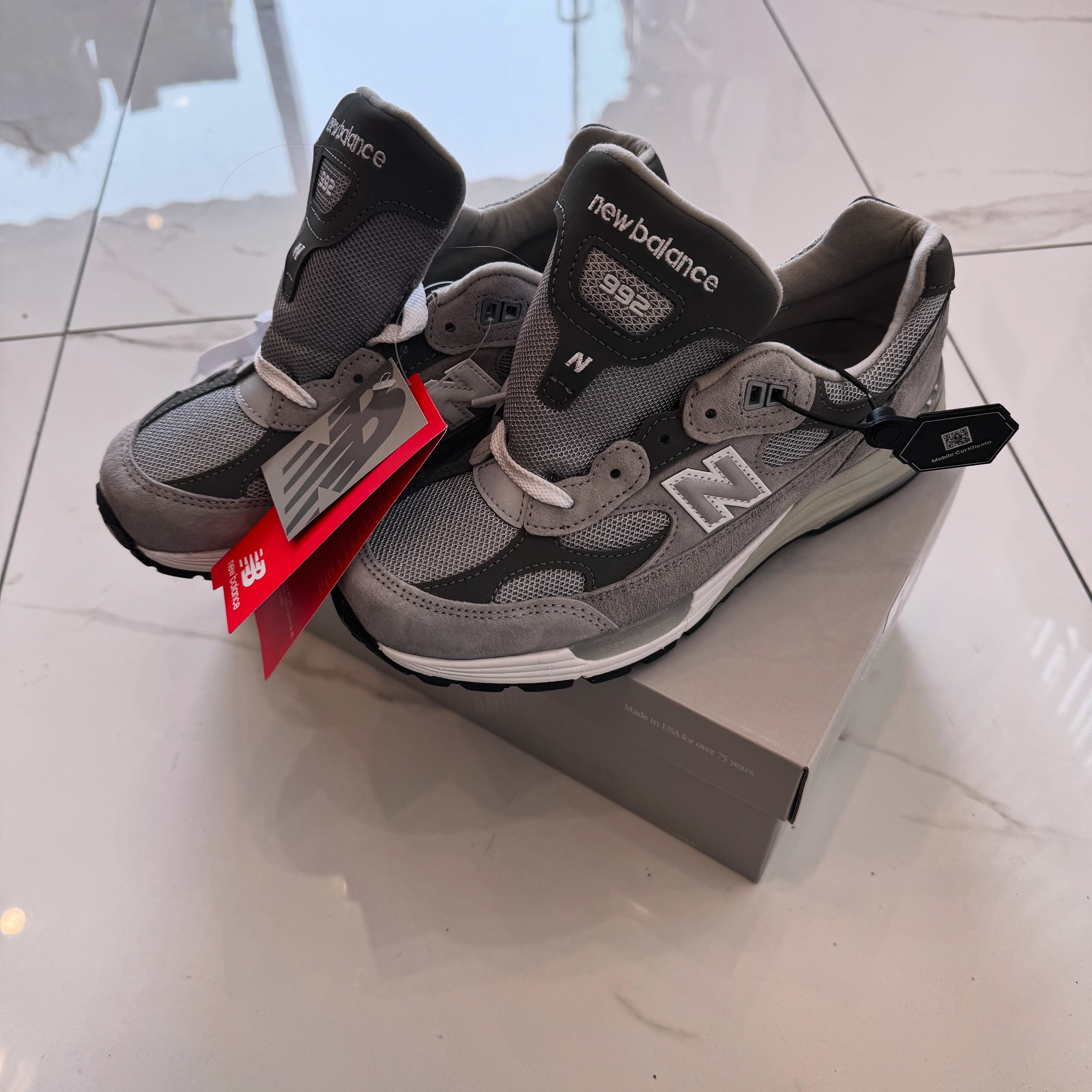New Balance 992 Made in USA Core Grey Silver Metallic 착용 스타일