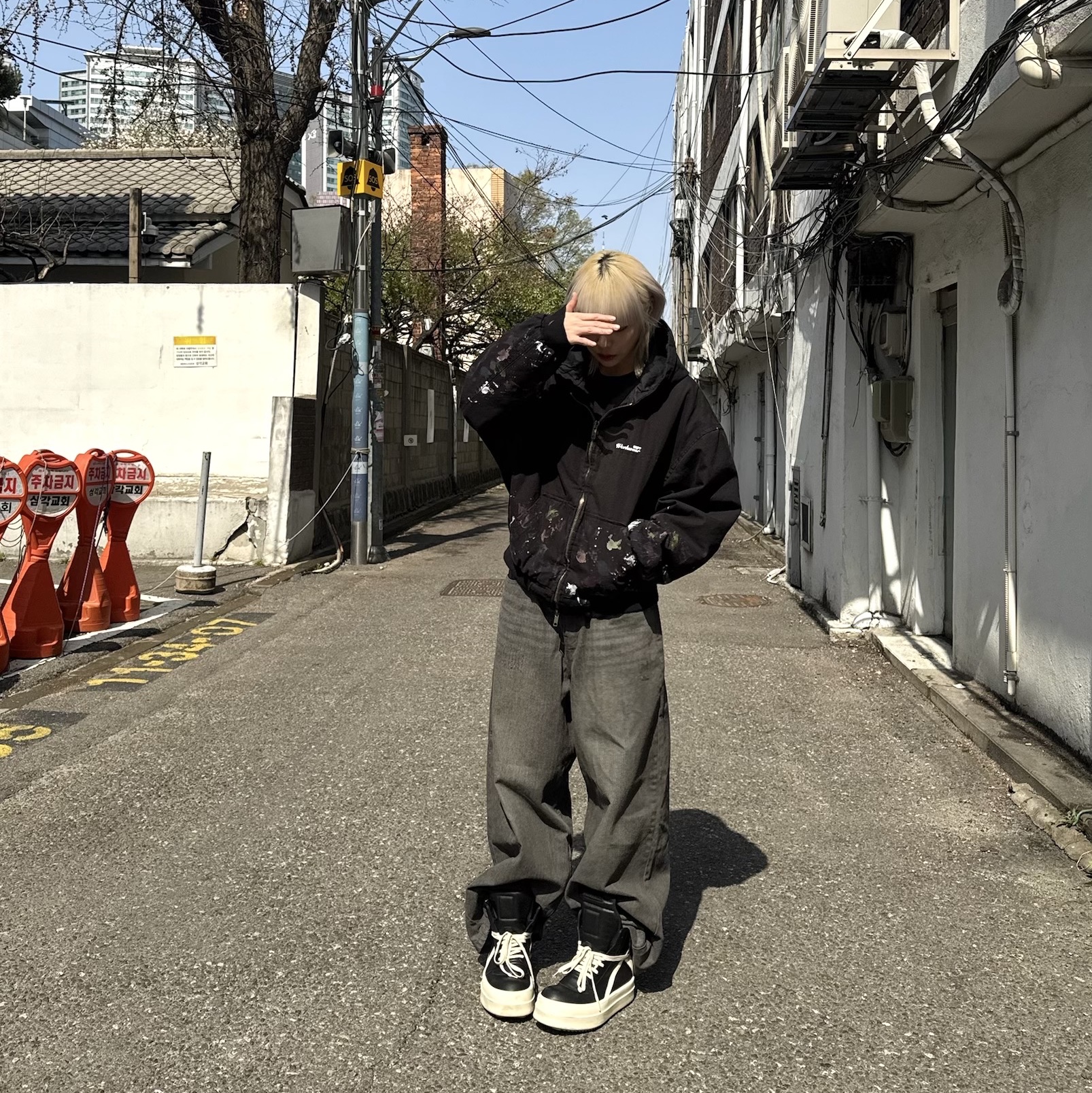 릭 오웬스 할리우드 메가 범퍼 지오바스켓 풀 그레인 카프 레더 블랙 밀크, 그레일즈 페인티드 워크 자켓 블랙 착용 스타일 - 4