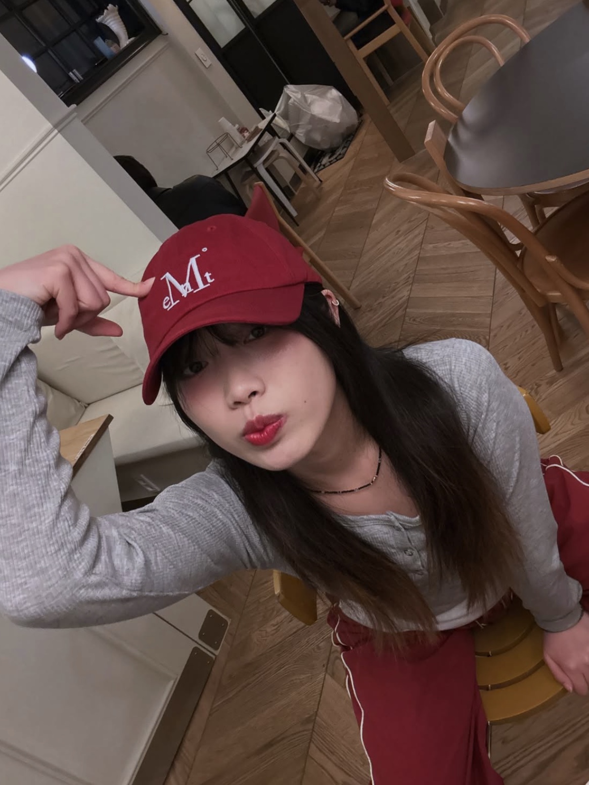 MUCENT Signature Ballcap Burgundy 착용 스타일 - 6
