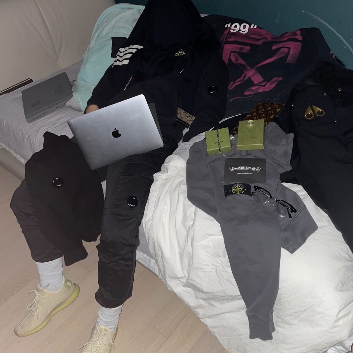 Adidas Yeezy Boost 350 V2 Flax 2022, C.P. Company Lambswool GRS Crew Neck Knit Black - 24FW 착용 스타일