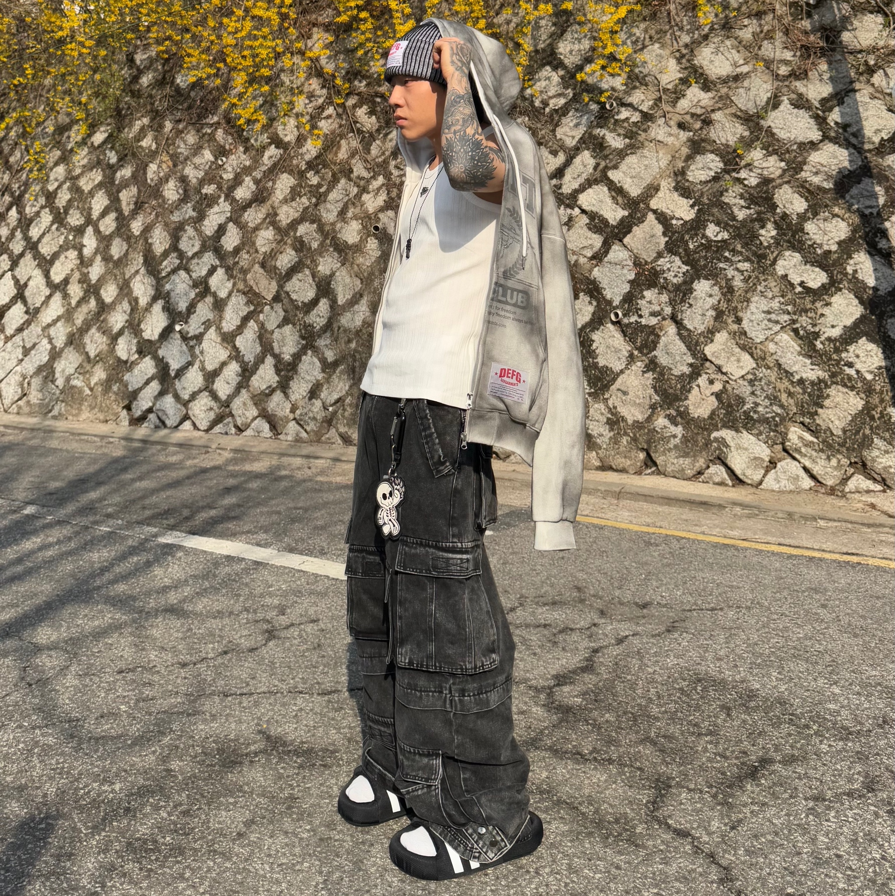Adidas Adilette 24 Core Black Cloud White, DEFGARMENTS Dirty Washed Hood Zipup Gray 착용 스타일 - 4