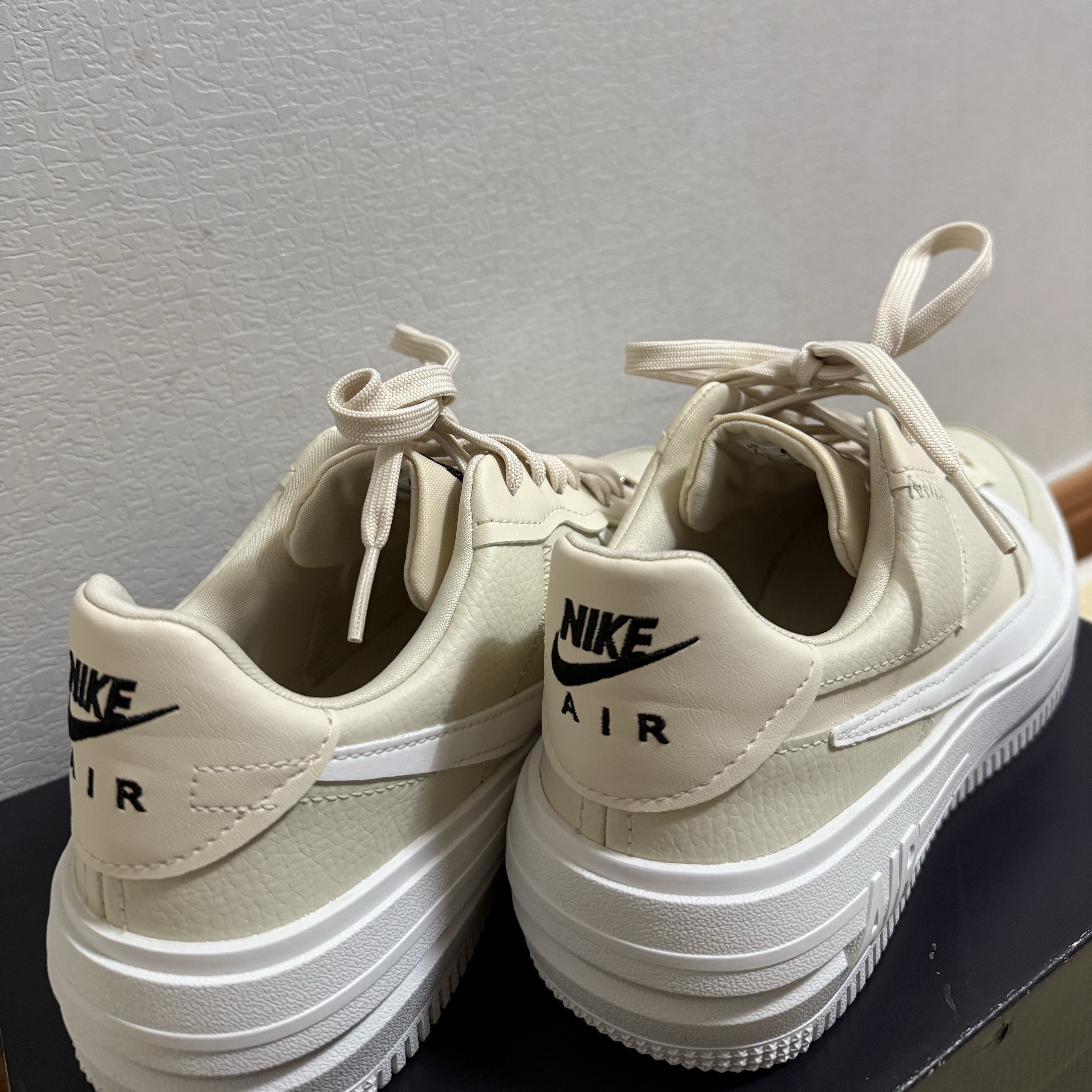 (W) Nike Air Force 1 PLT.AF.ORM Fossil and White 착용 스타일 - 2