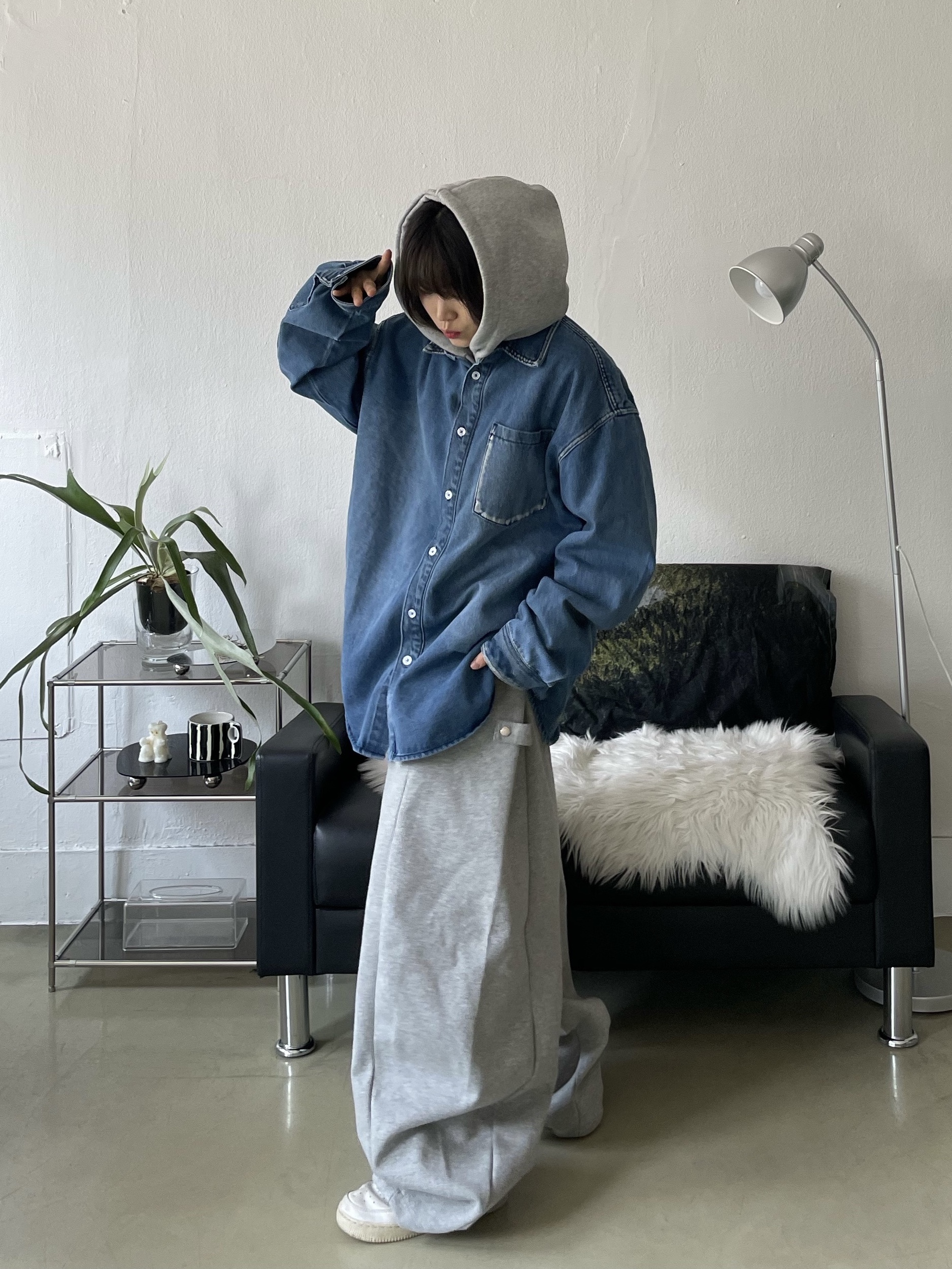 (W) 나이키 에어포스 1 '07 로우 화이트, 헬로선라이즈 투톤 워시드 OG 로고 6패널 캡 화이트 블랙 착용 스타일 - 3