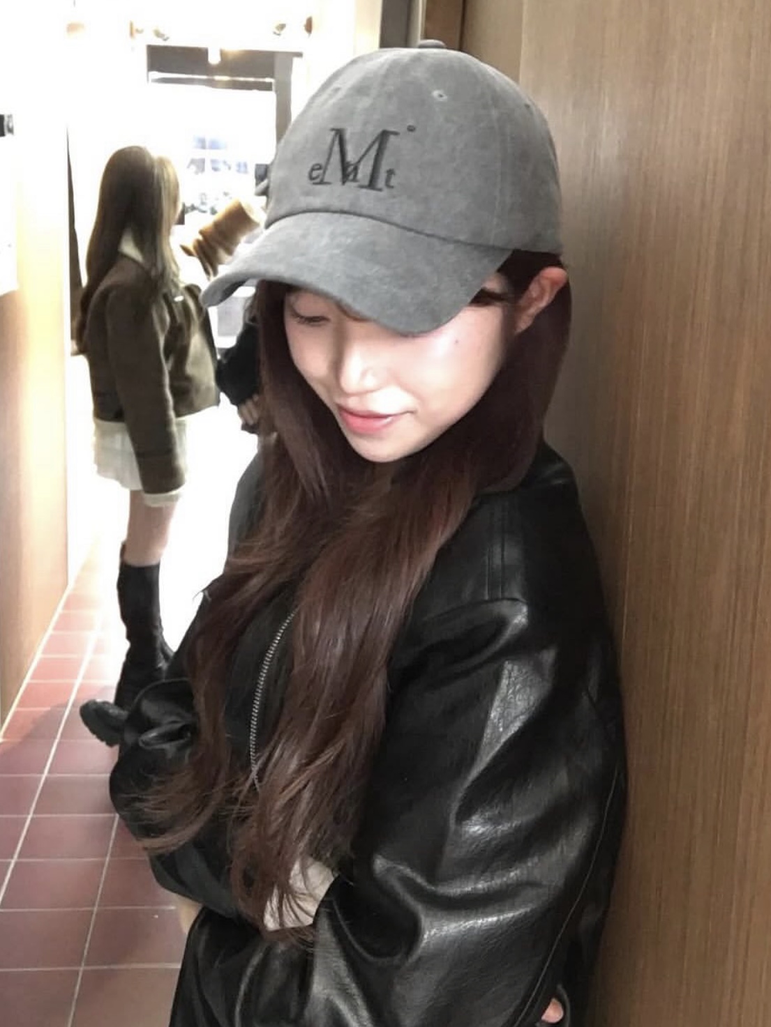 MUCENT Signature Ballcap Dyeing Gray Denim 착용 스타일 - 1
