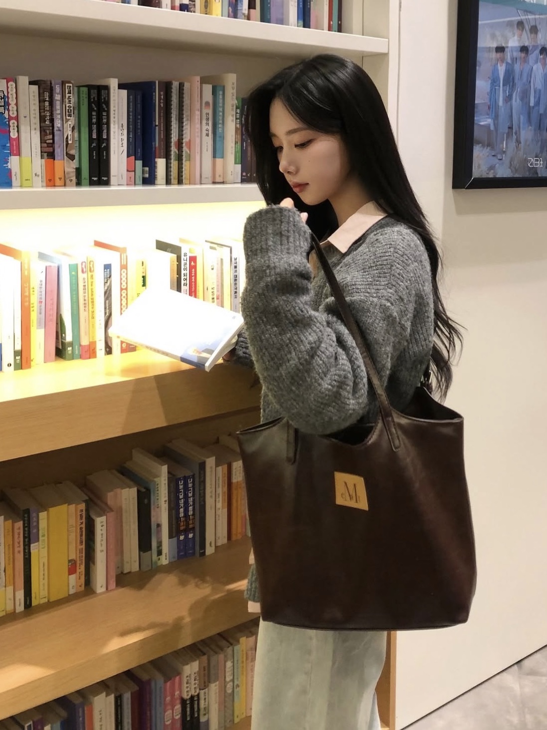 MUCENT Armand Front Buckle Leather Shoulder Bag Brown 착용 스타일 - 3