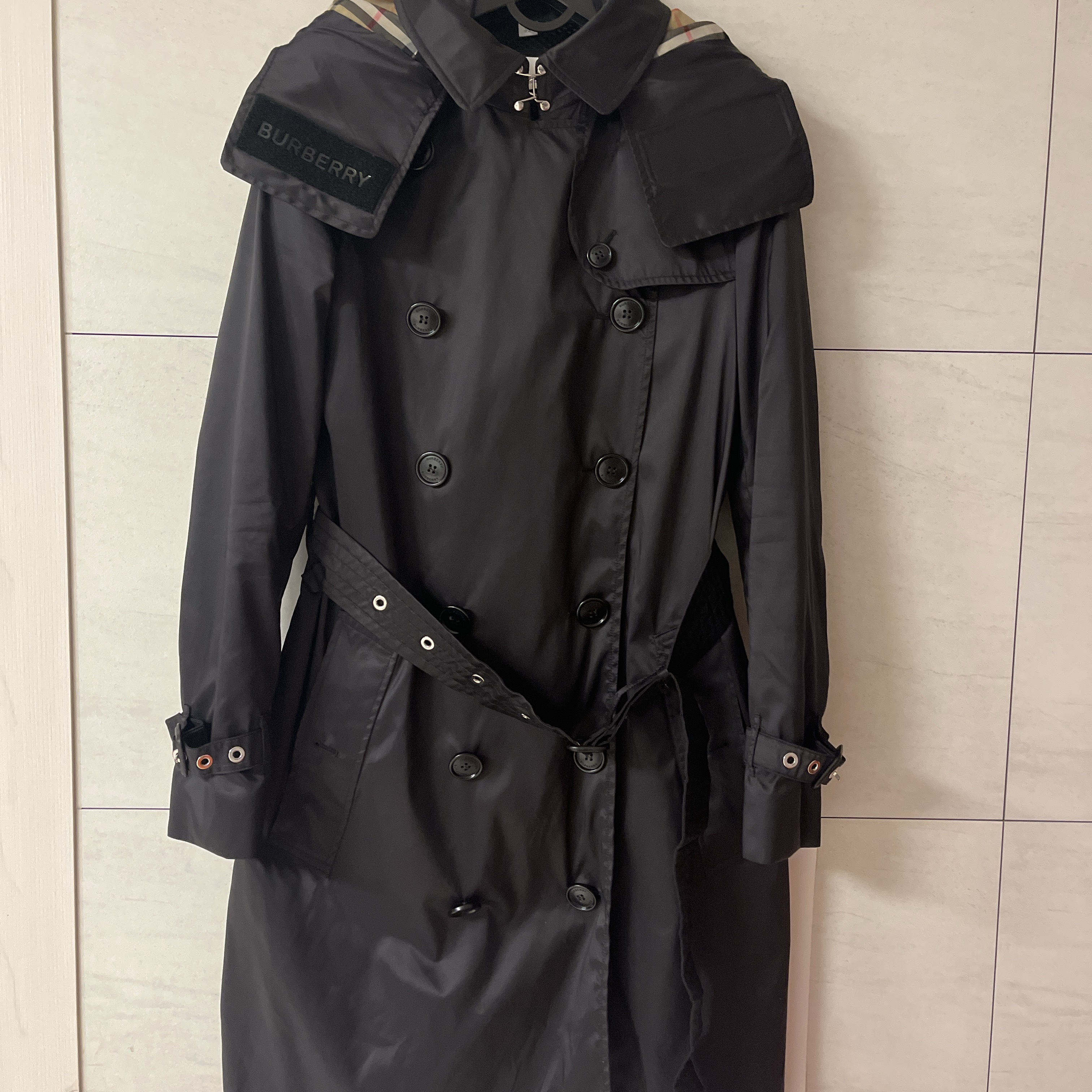 (W) Burberry Detachable Hood Teffeta Kensington Trench Coat Black 착용 스타일 - 1