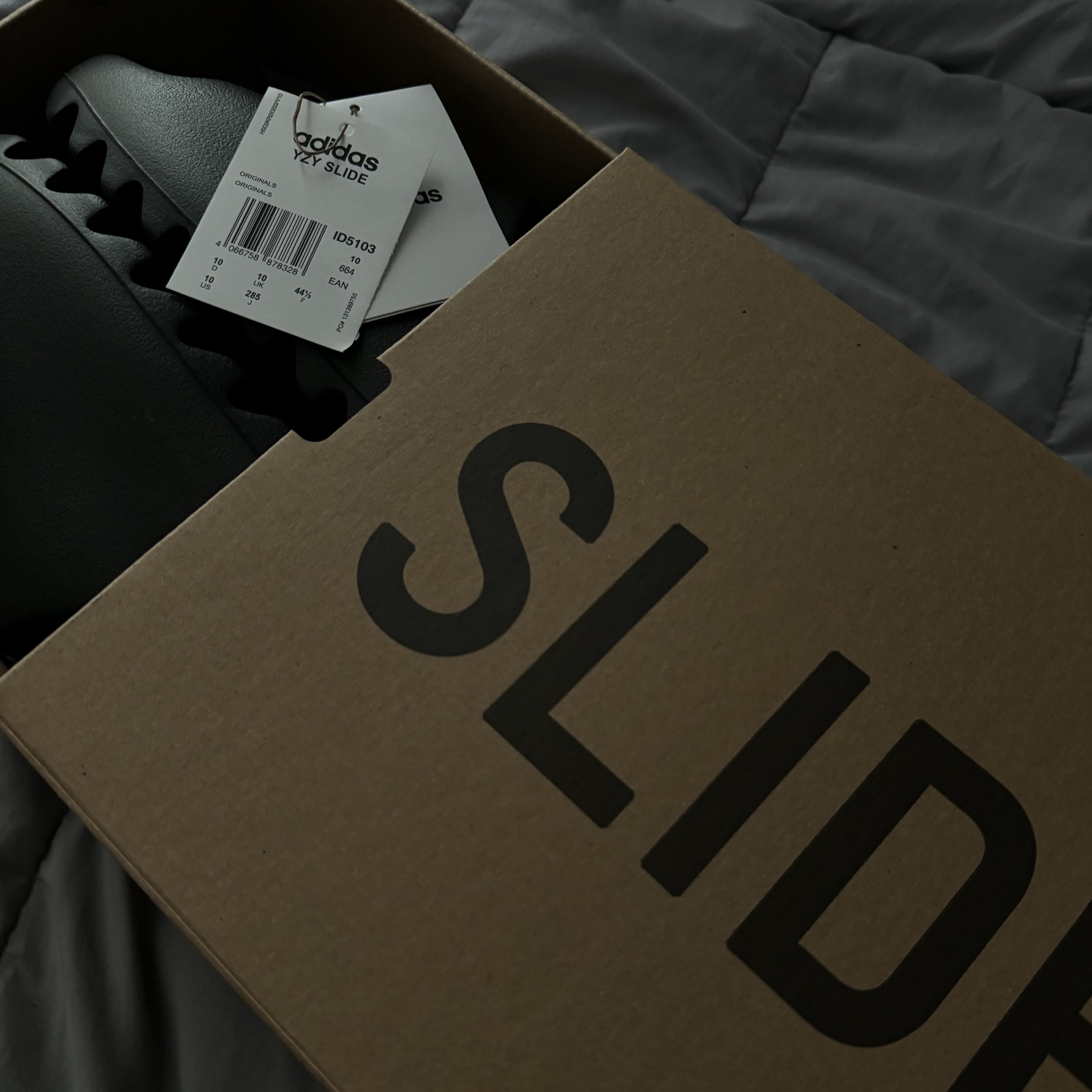 Adidas Yeezy Slide Dark Onyx 2024, Ader Error Sig; TRS/BL Tag Hoodie 01 Black 착용 스타일 - 1