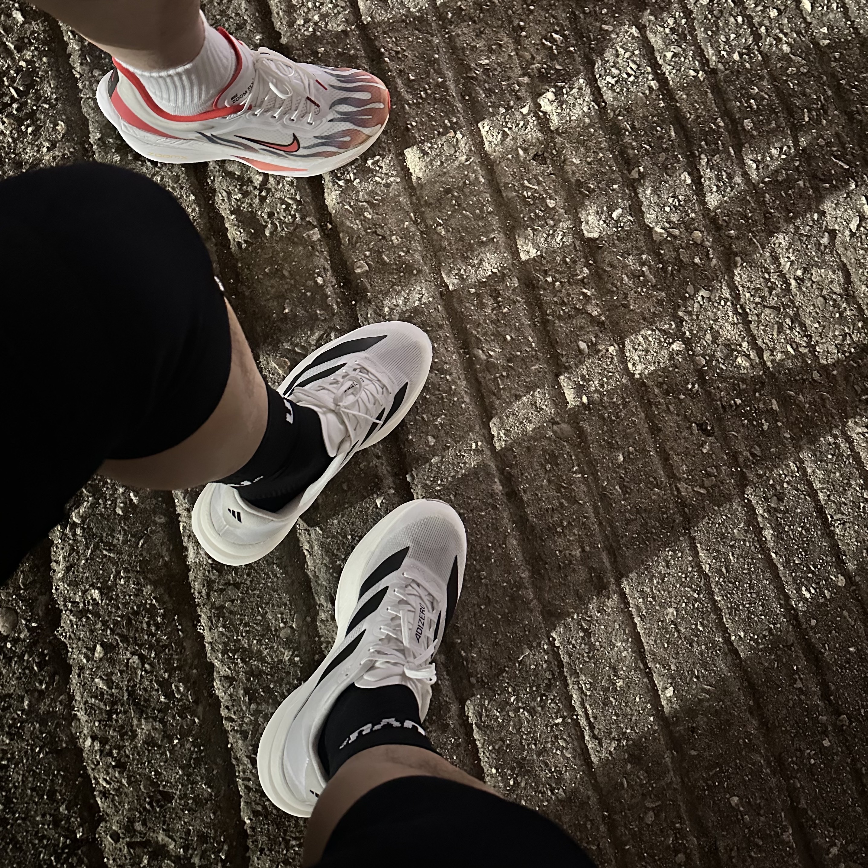 New Balance Fuelcell Rebel v4 Ultra Pink Black - D Standard, UVU Running Sock Black 착용 스타일 - 5