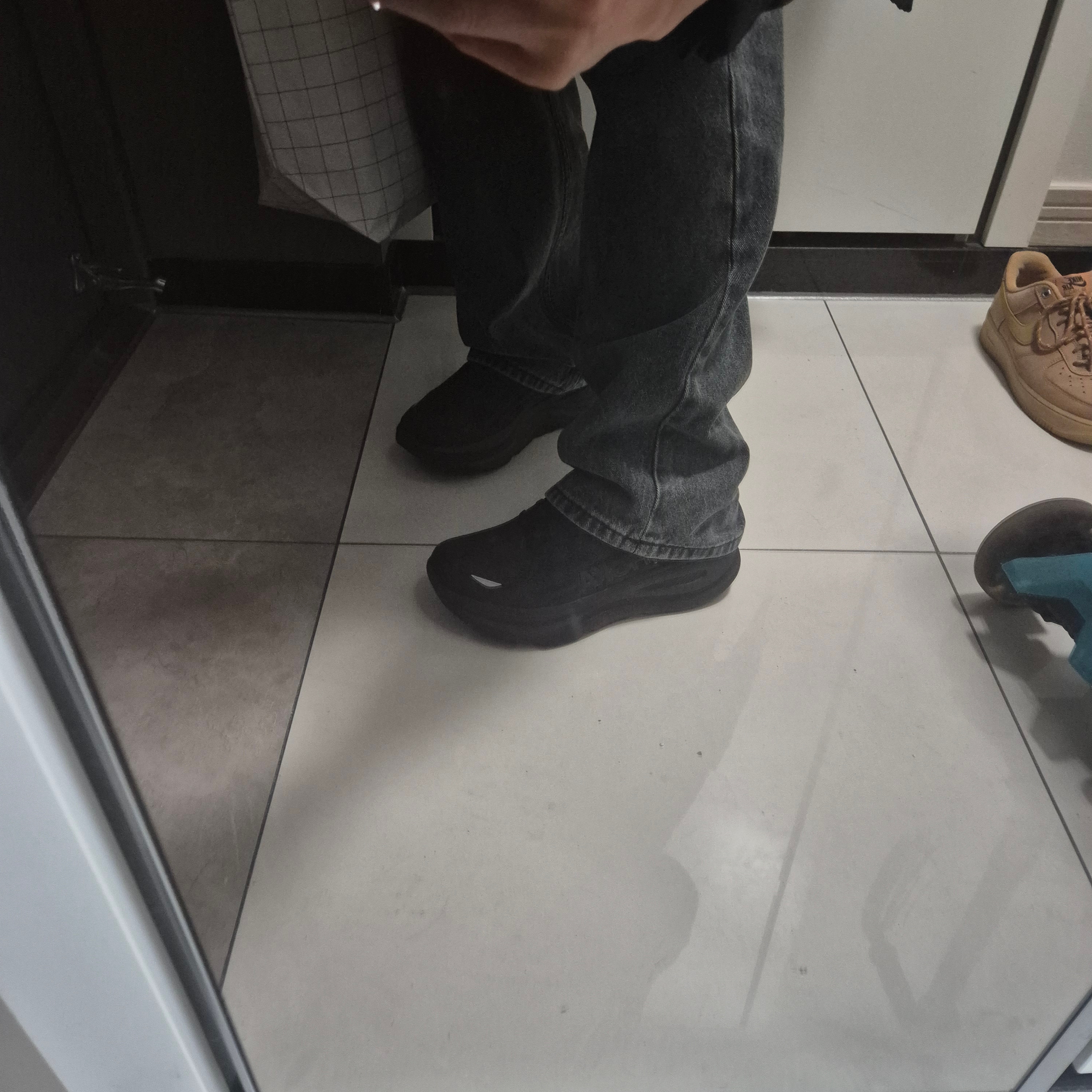 Hoka Bondi 9 Black - Wide 착용 스타일