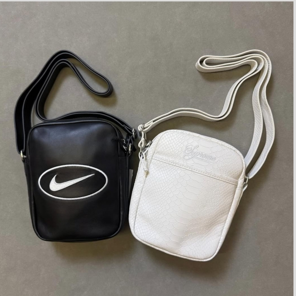 Supreme x Nike Leather Shoulder Bag Black - 25SS, Supreme x Nike Leather Shoulder Bag Snakeskin - 25SS 착용 스타일 - 2