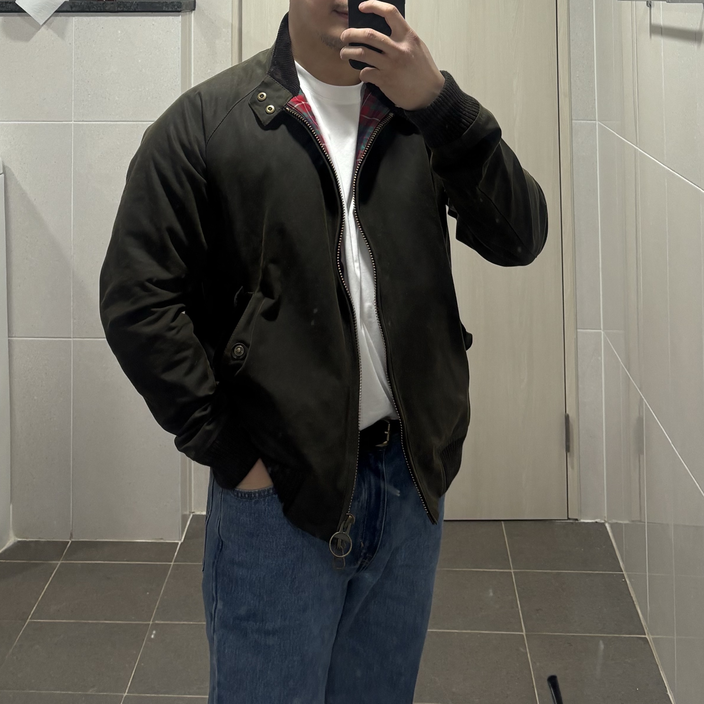 Barbour x Baracuta Porton Waxed Harrington Jacket Olive 착용 스타일