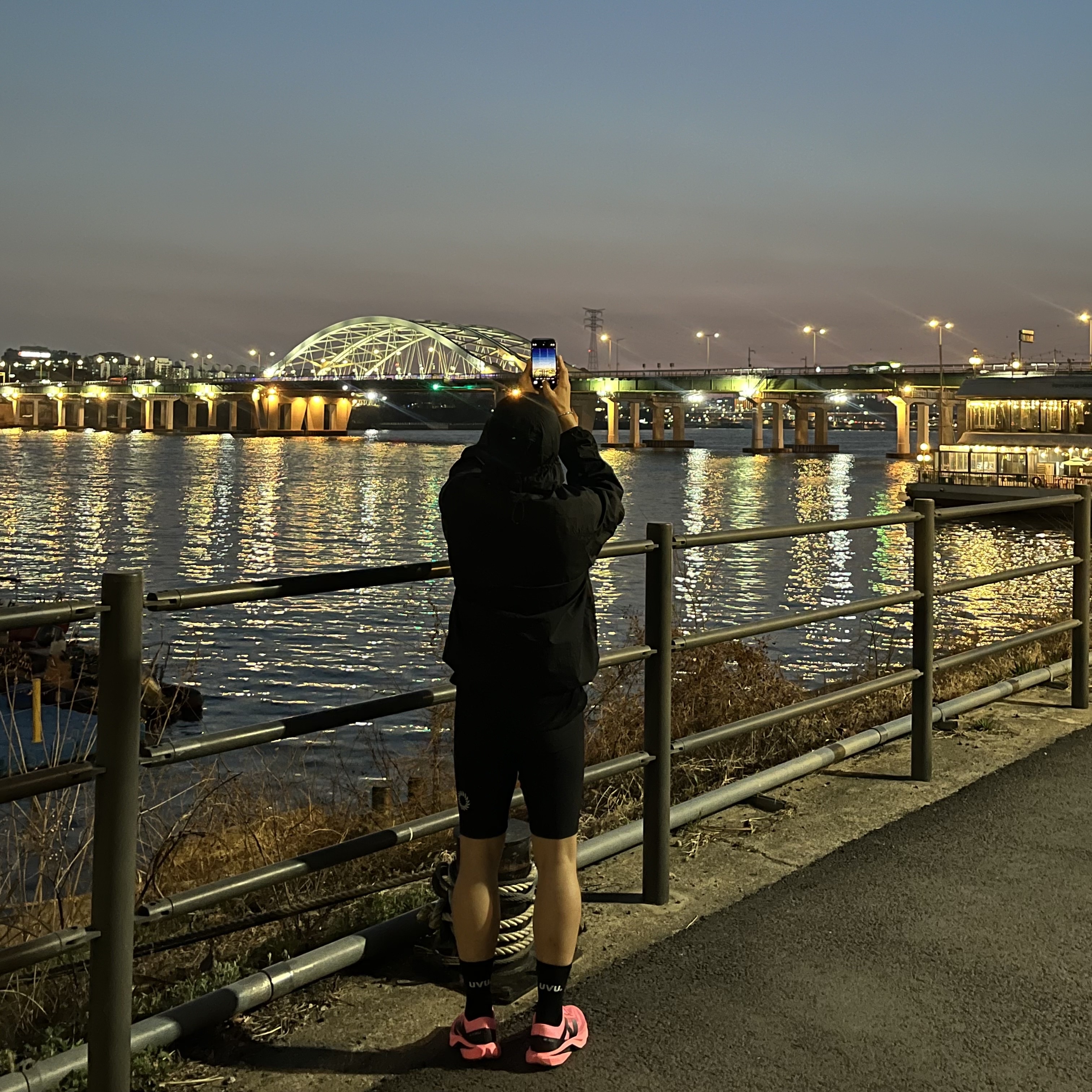 New Balance Fuelcell Rebel v4 Ultra Pink Black - D Standard, UVU Running Sock Black 착용 스타일 - 2