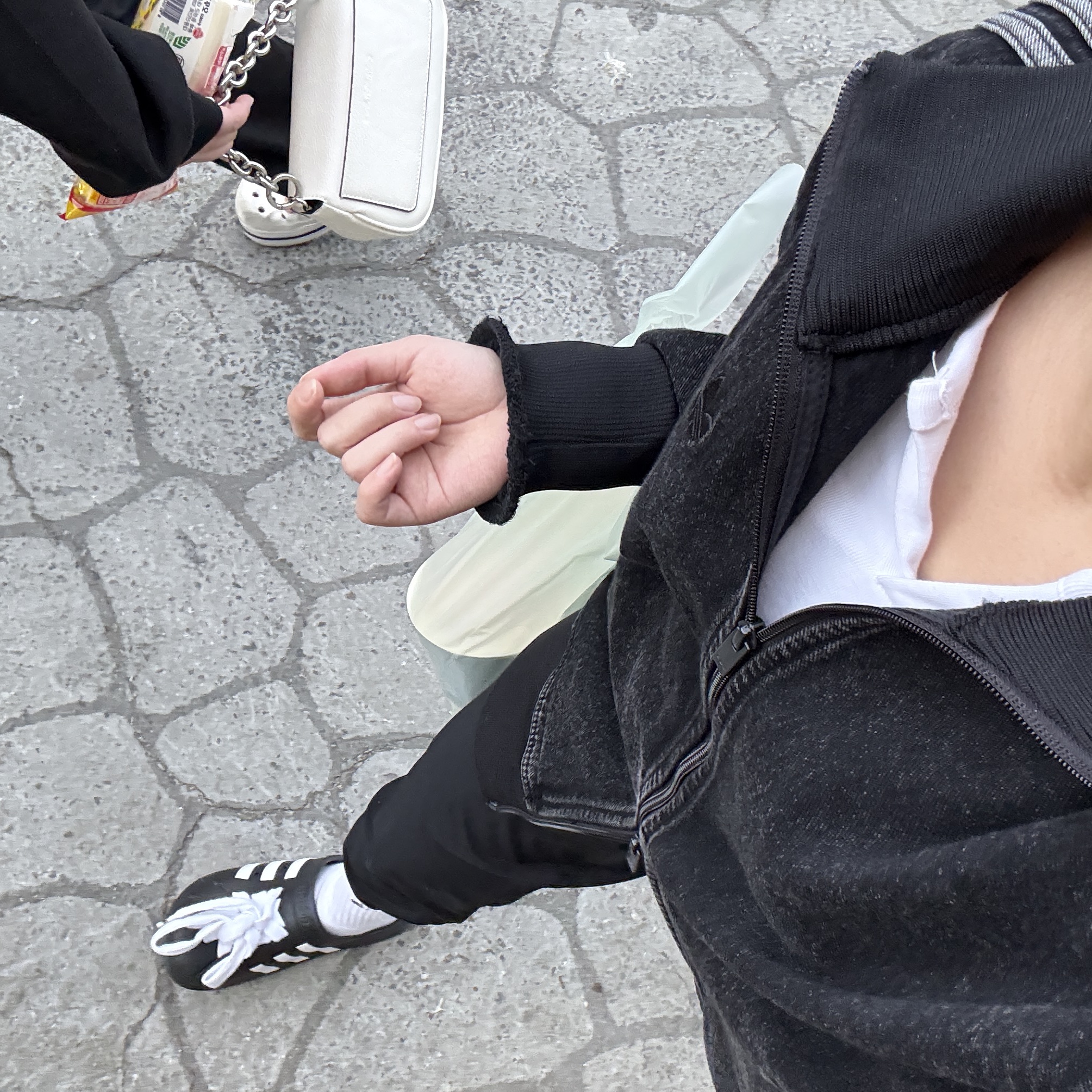 아디다스 아디컬러 데님 파이어버드 트랙탑 트루 블랙 데님 - KR 사이즈, 애플 아이폰 16 프로 256기가 데저트 티타늄 (국내 정식 발매 제품) 착용 스타일 - 2
