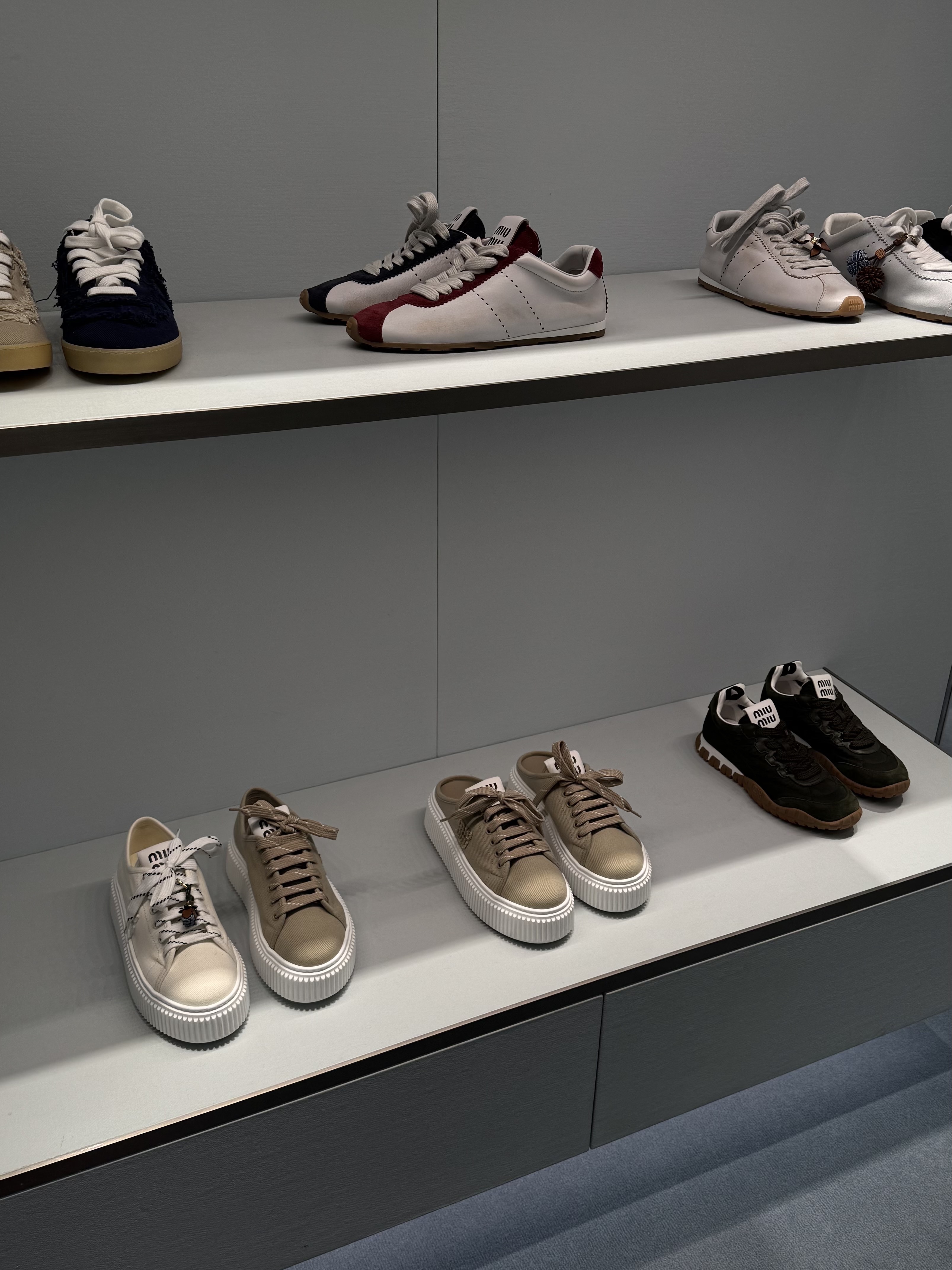 (W) Miu Miu Suede Sneakers Navy 착용 스타일 - 3