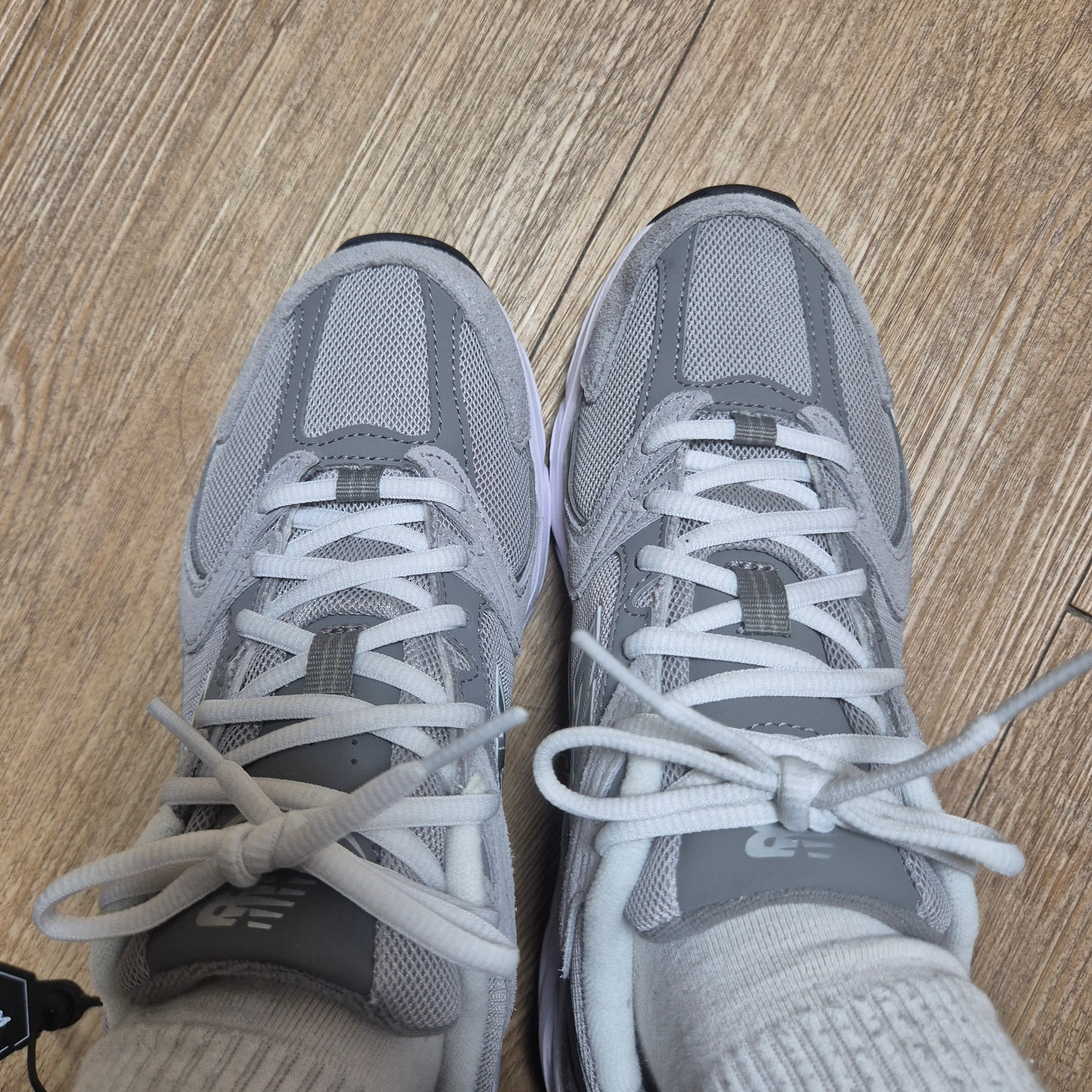 New Balance 530 Grey 착용 스타일