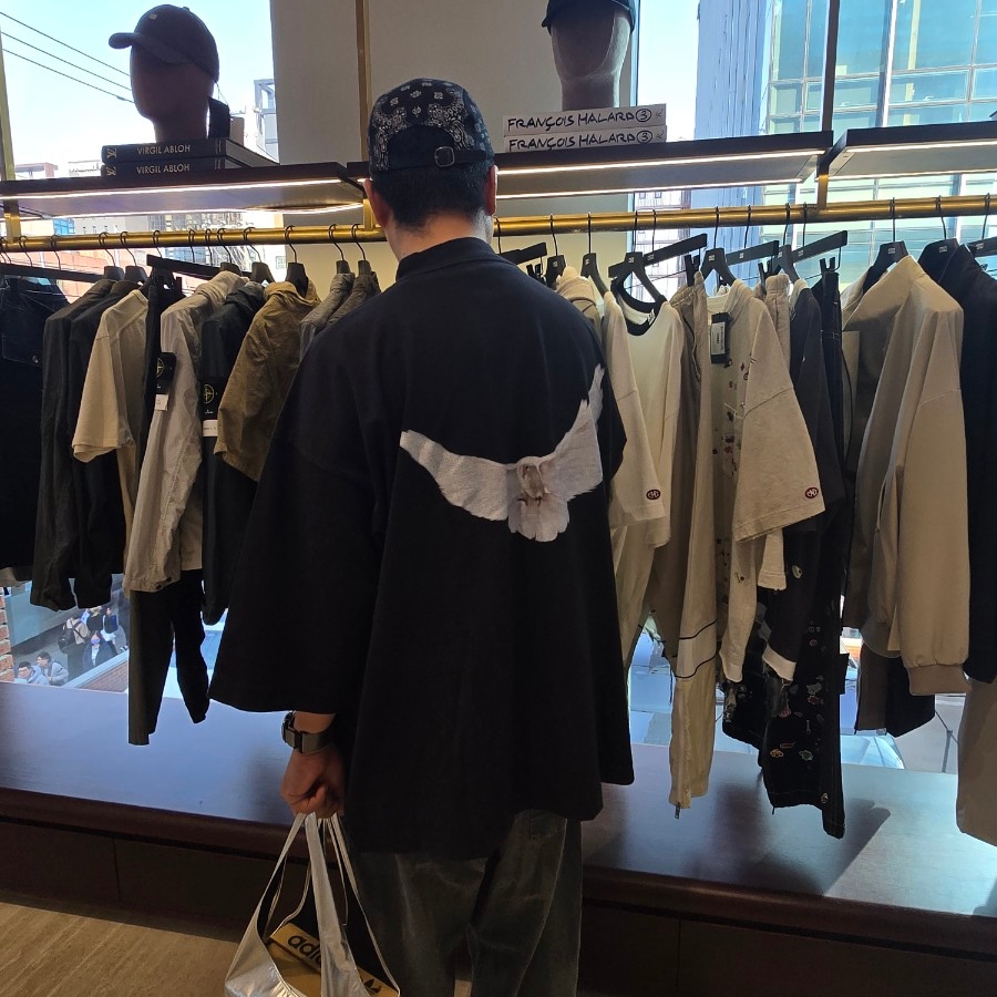 이지 갭 엔지니어드 바이 발렌시아가 도브 3/4 슬리브 티셔츠 블랙, 슈프림 반다나 캠프캡 블랙 - 21SS 착용 스타일 - 1