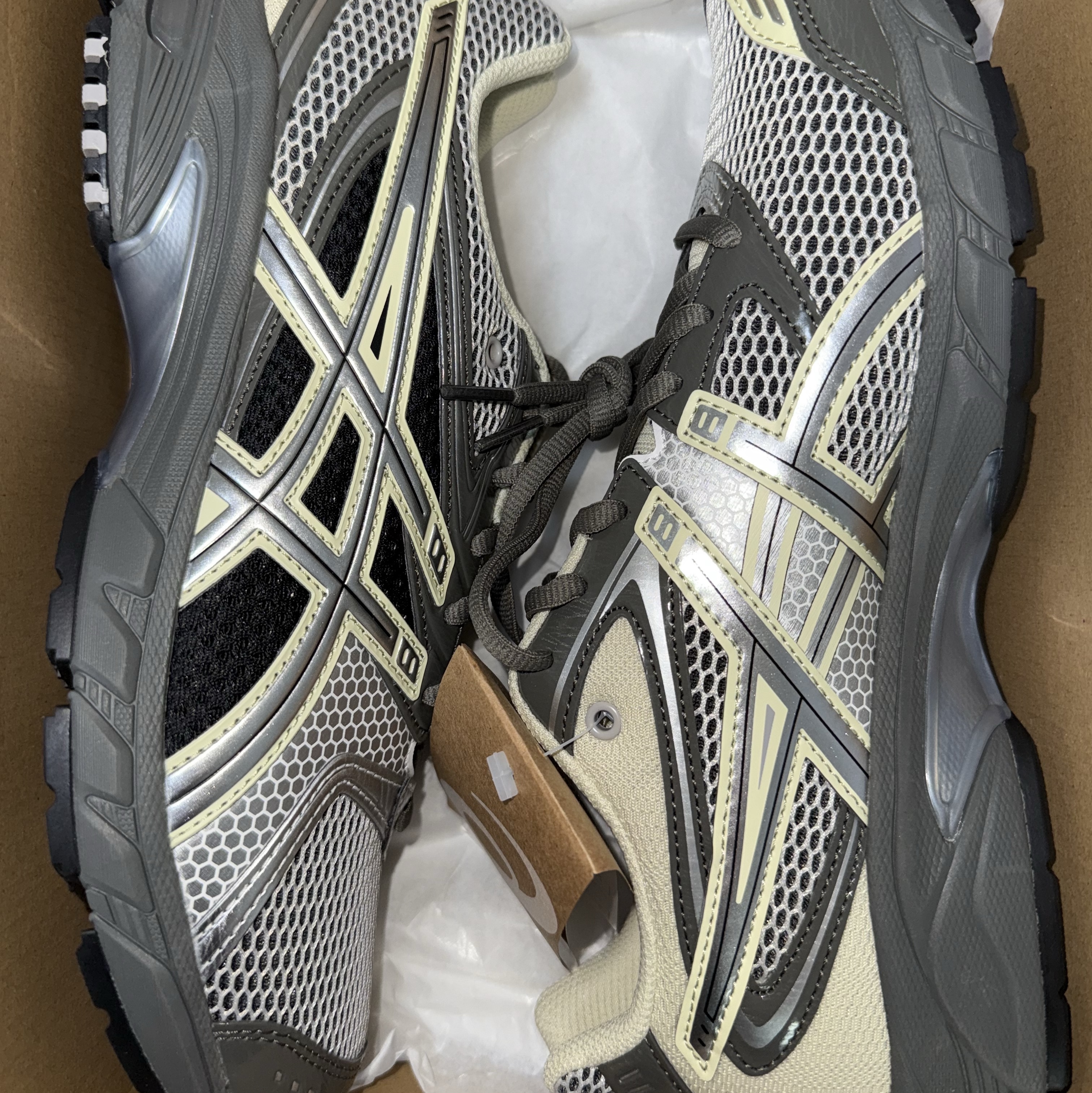 Asics Gel-DS Trainer 14 Truffle Grey Pure Silver, Asics Unlimited Gel-Kayano 14 Carrier Grey Black 착용 스타일 - 3
