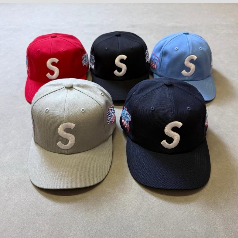 Supreme World Famous S Logo 6-Panel Navy - 25SS, Supreme World Famous S Logo 6-Panel Black 착용 스타일 - 4