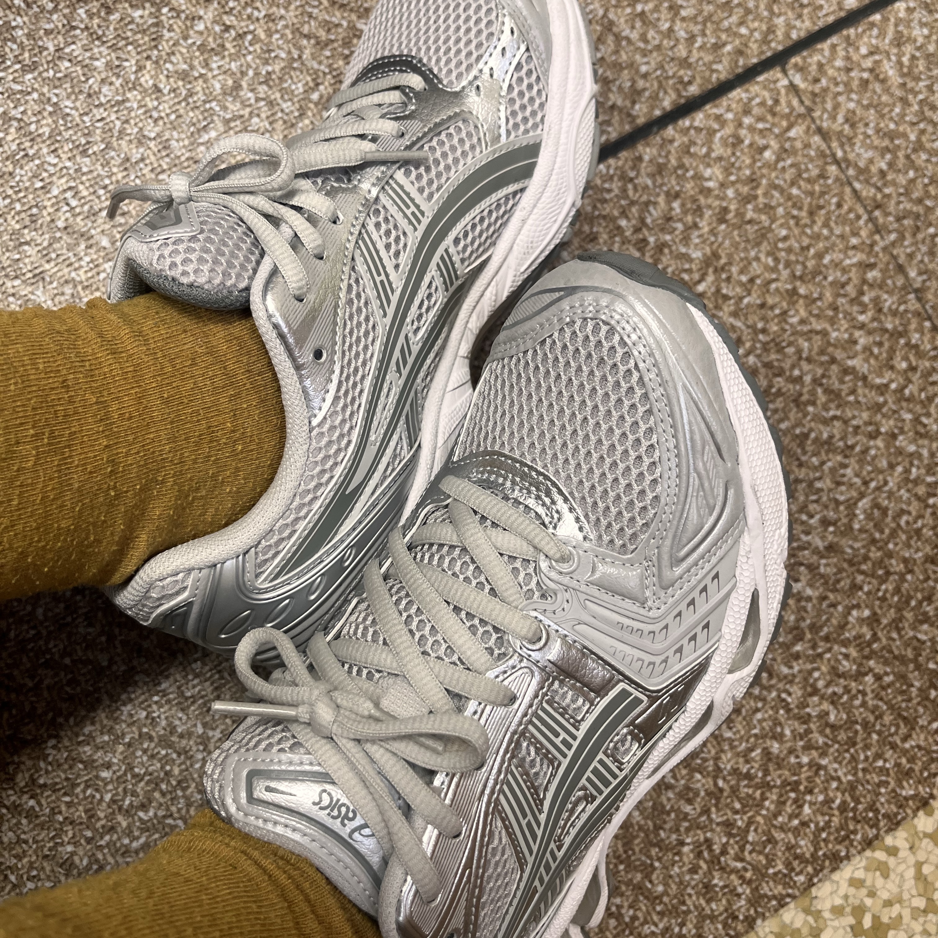 (W) Asics Gel-Kayano 14 Cloud Grey Clay Grey 착용 스타일 - 1