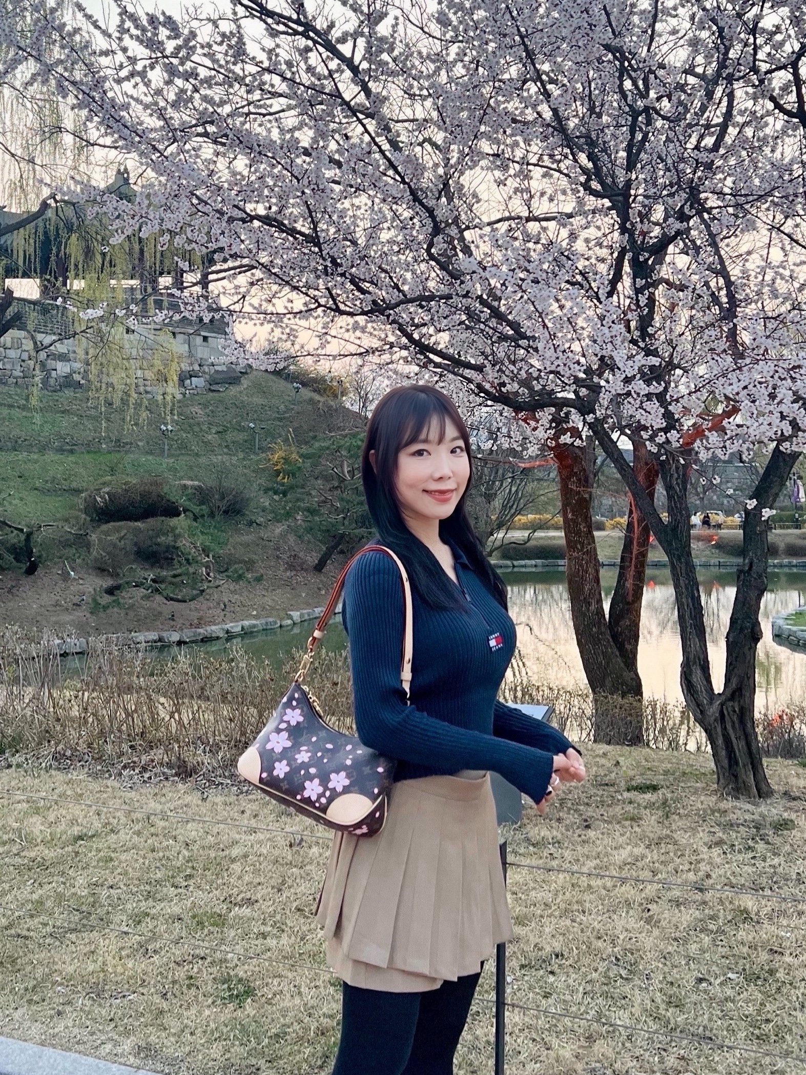 (W) 나이키 샥스 R4 블랙, (W) 나이키 샥스 TL 블랙 앤 맥스 오렌지 착용 스타일 - 2