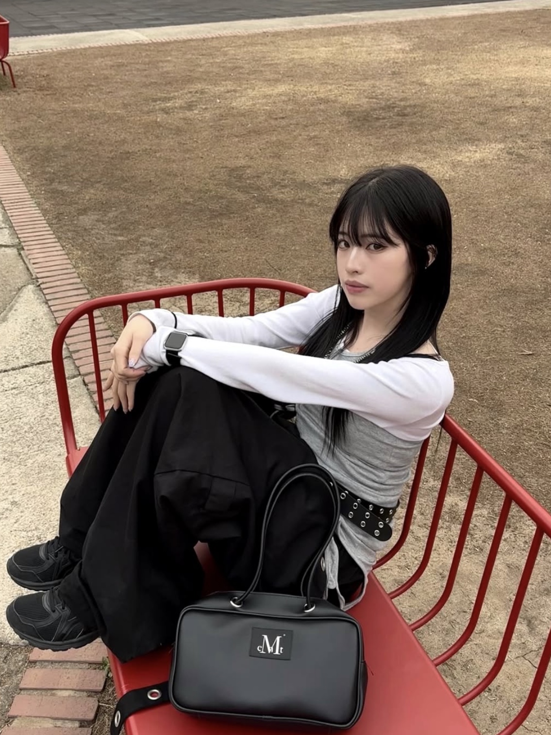 MUCENT Carbu Big Eyelet Leather Mini Bag Black 착용 스타일 - 2