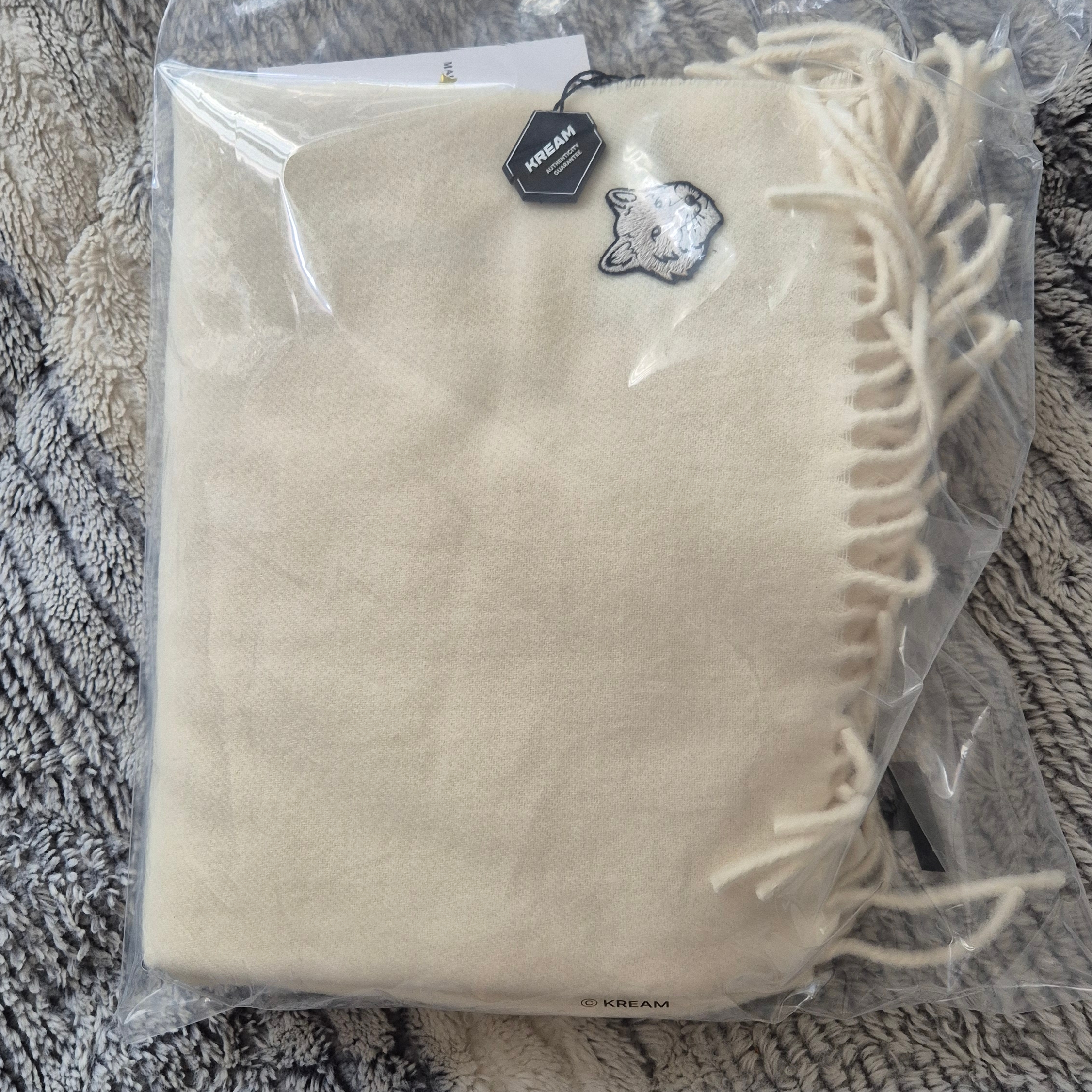 Maison Kitsune Fox Head Virgin Wool Muffler Paper 착용 스타일