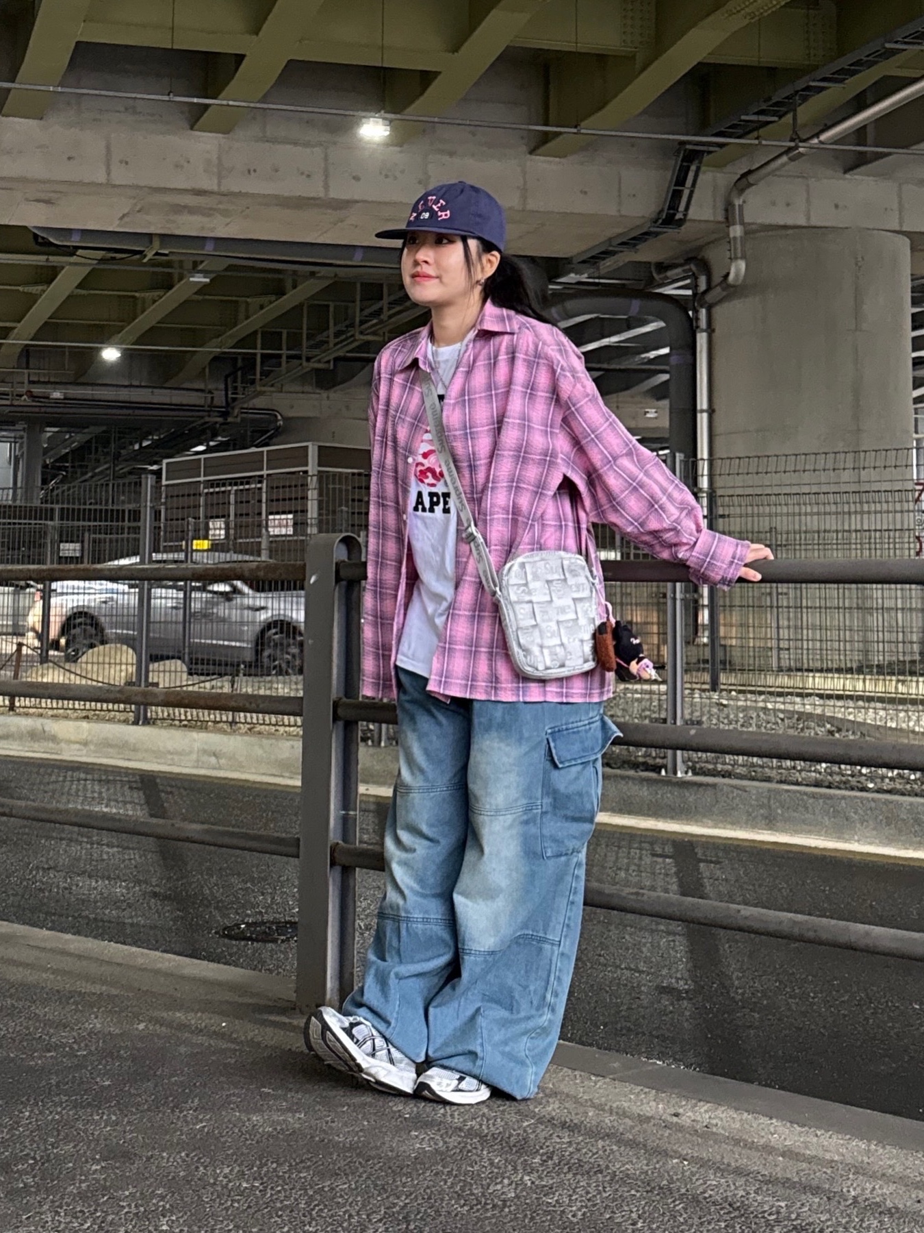 Supreme Woven Shoulder Bag Grey - 24SS, BAPE ABC Camo College T-Shirt White Pink 착용 스타일 - 1