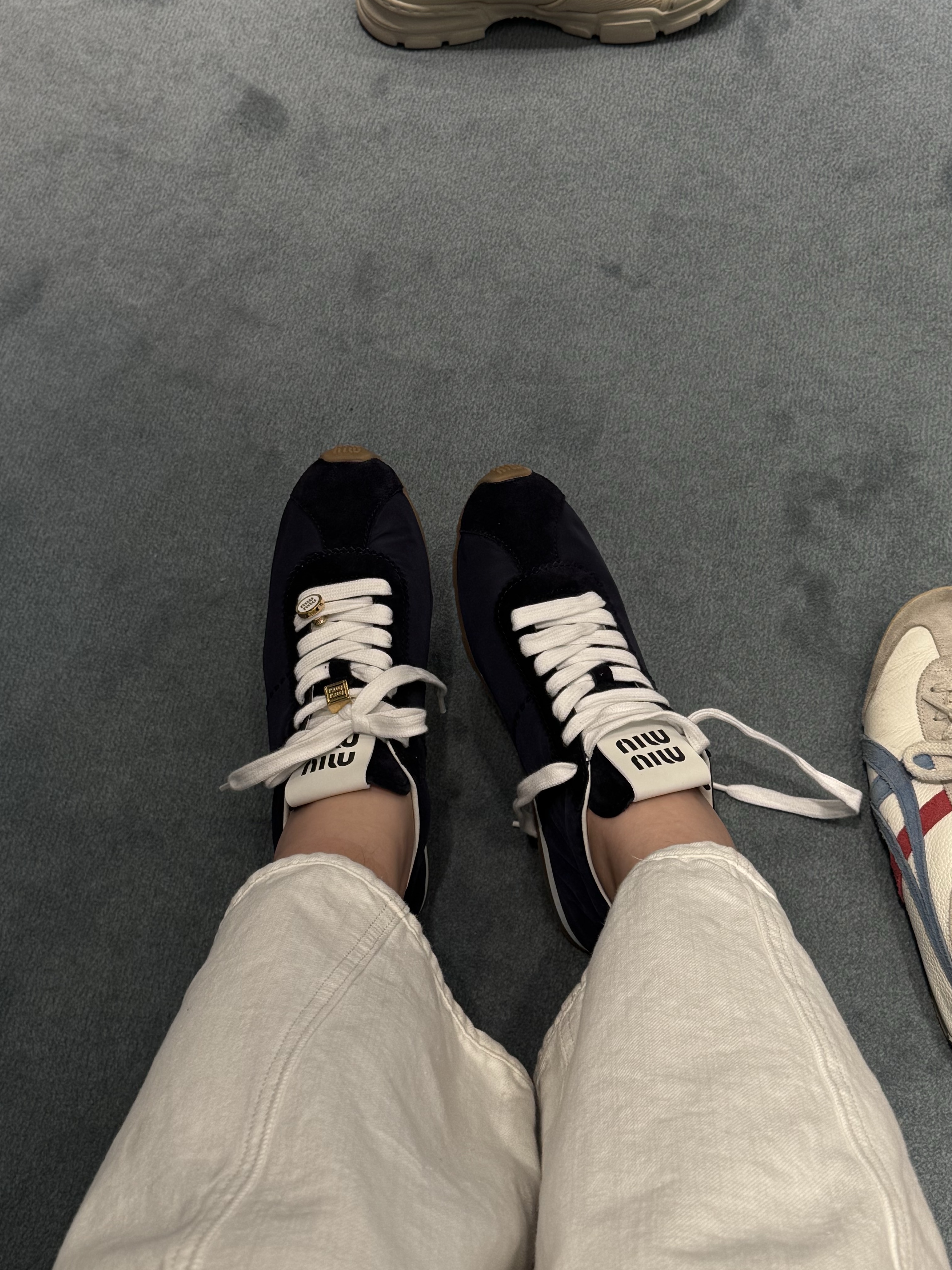 (W) Miu Miu Suede Sneakers Navy 착용 스타일 - 2
