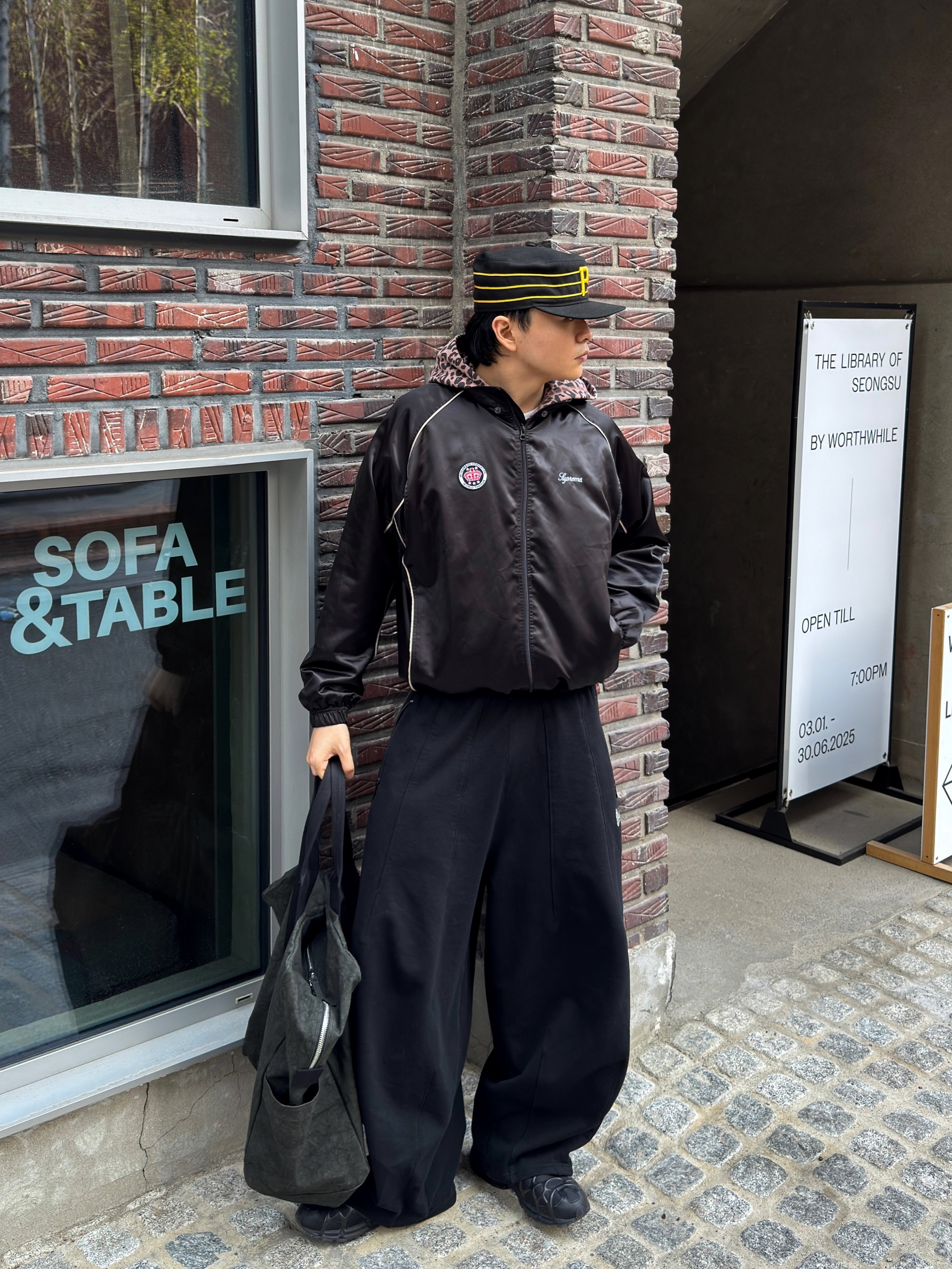 Stussy Canvas Flight Bag Washed Black, Nike Air Kukini Triple Black 착용 스타일 - 5