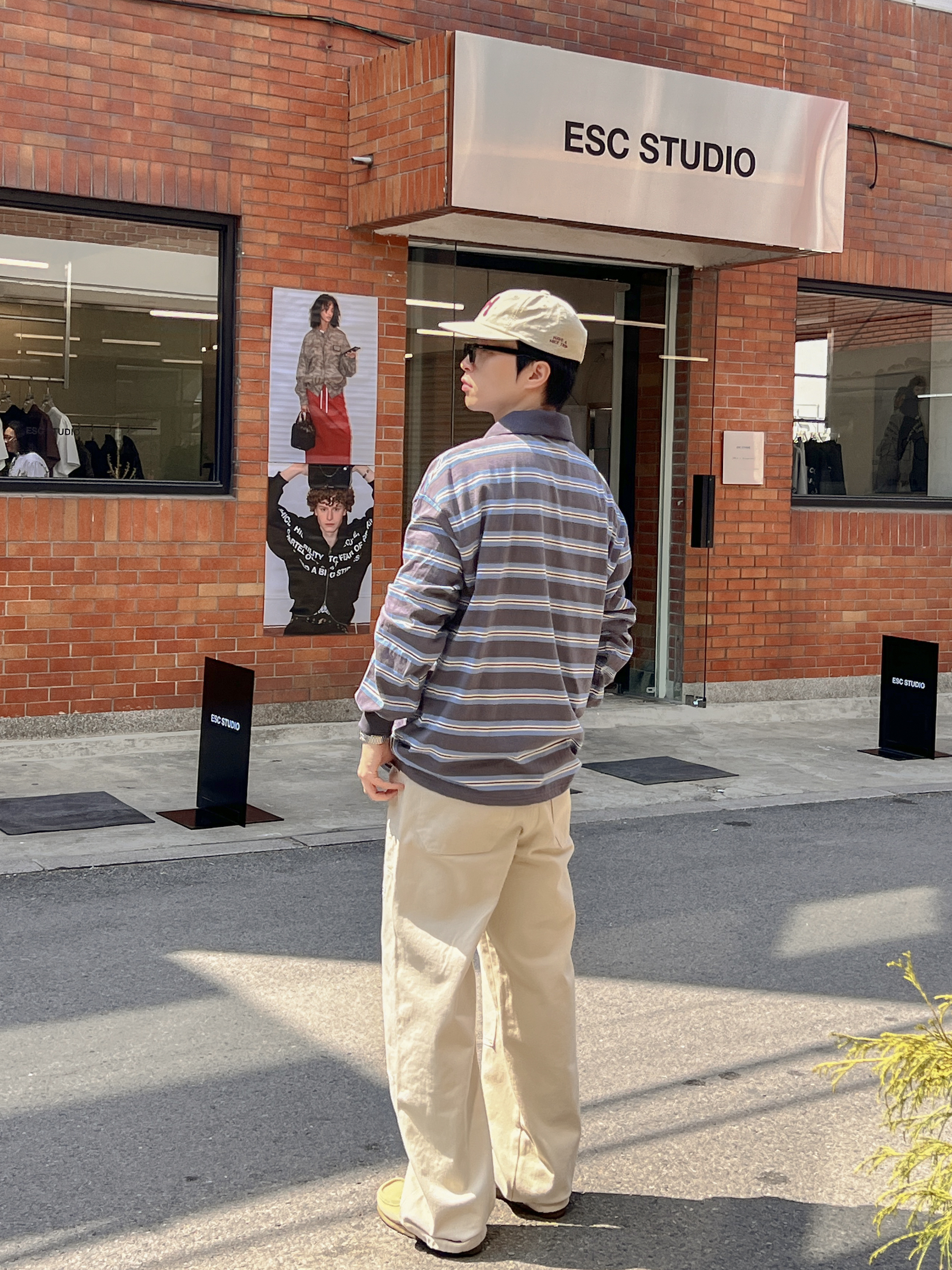 Clarks Wallabee Maple Suede, Hello Sunrise H Logo Cotton Relaxed Fit 6Panel Cap Beige 착용 스타일 - 2