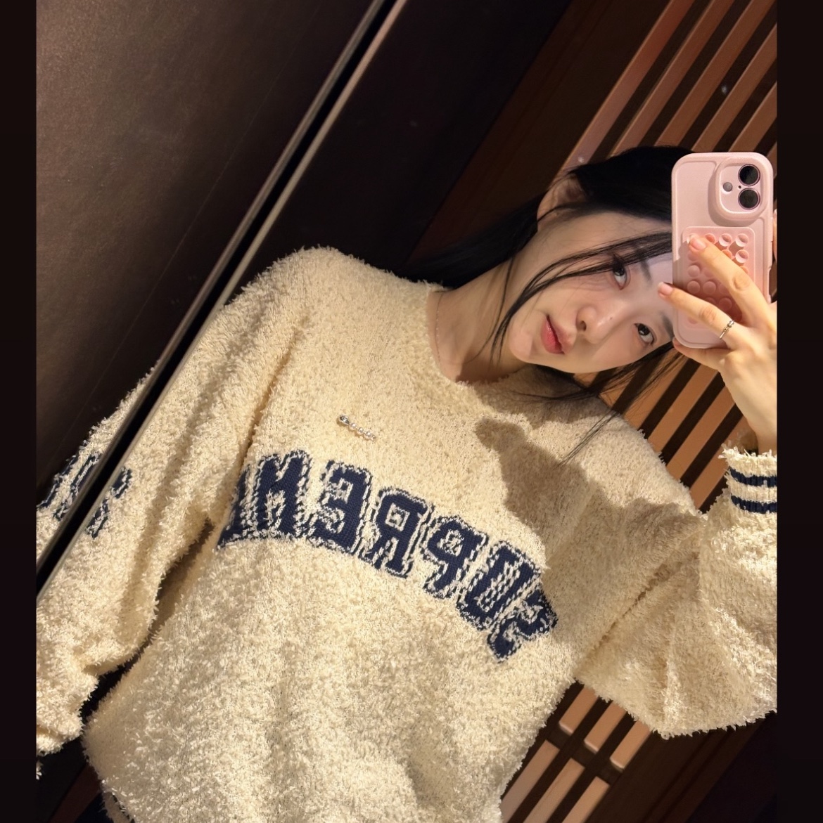 Supreme Textured Arc Sweater Cream - 25SS 착용 스타일
