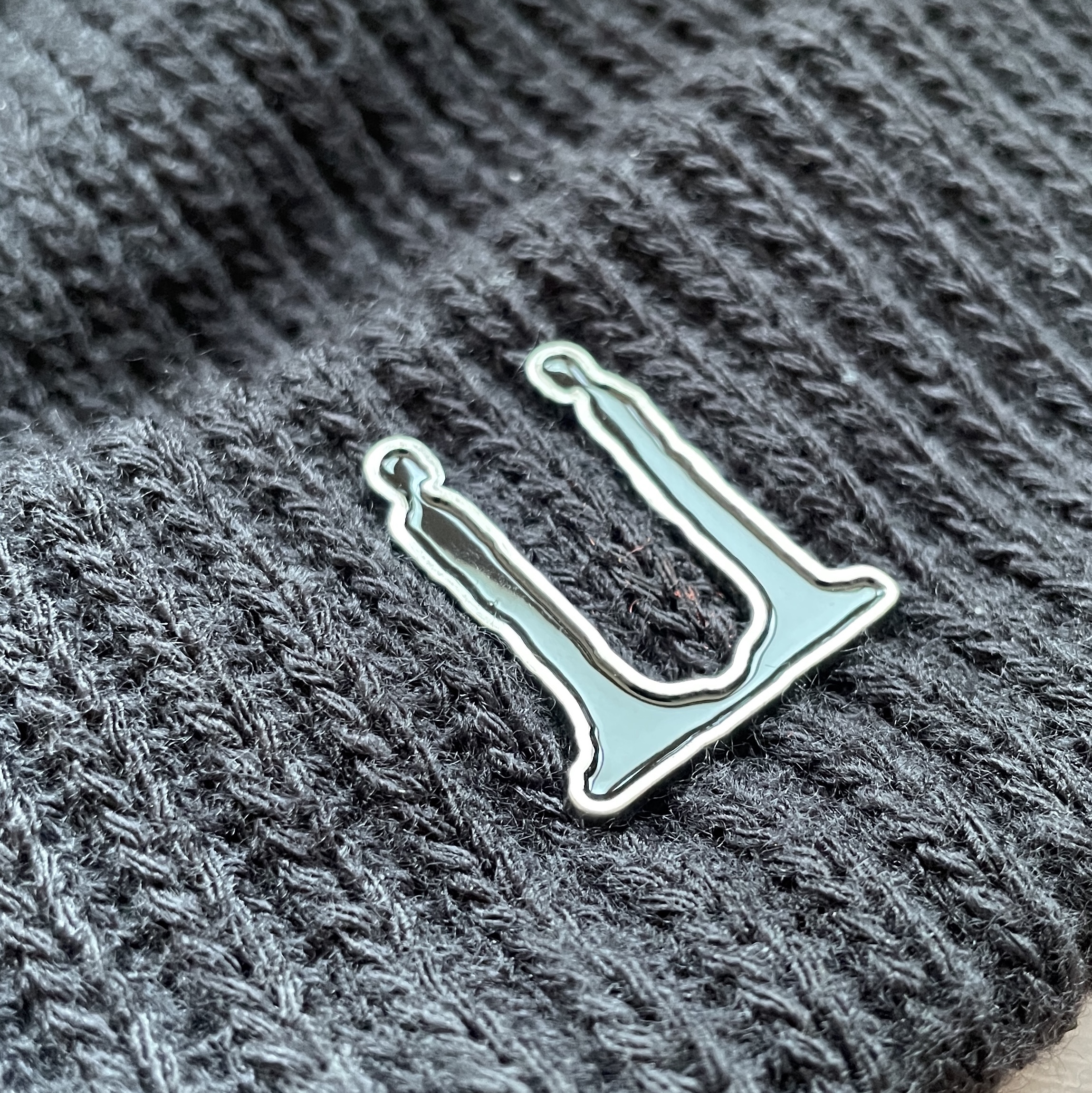 G-DRAGON Ubermensch Metal Badge (Set of 2) 착용 스타일 - 2