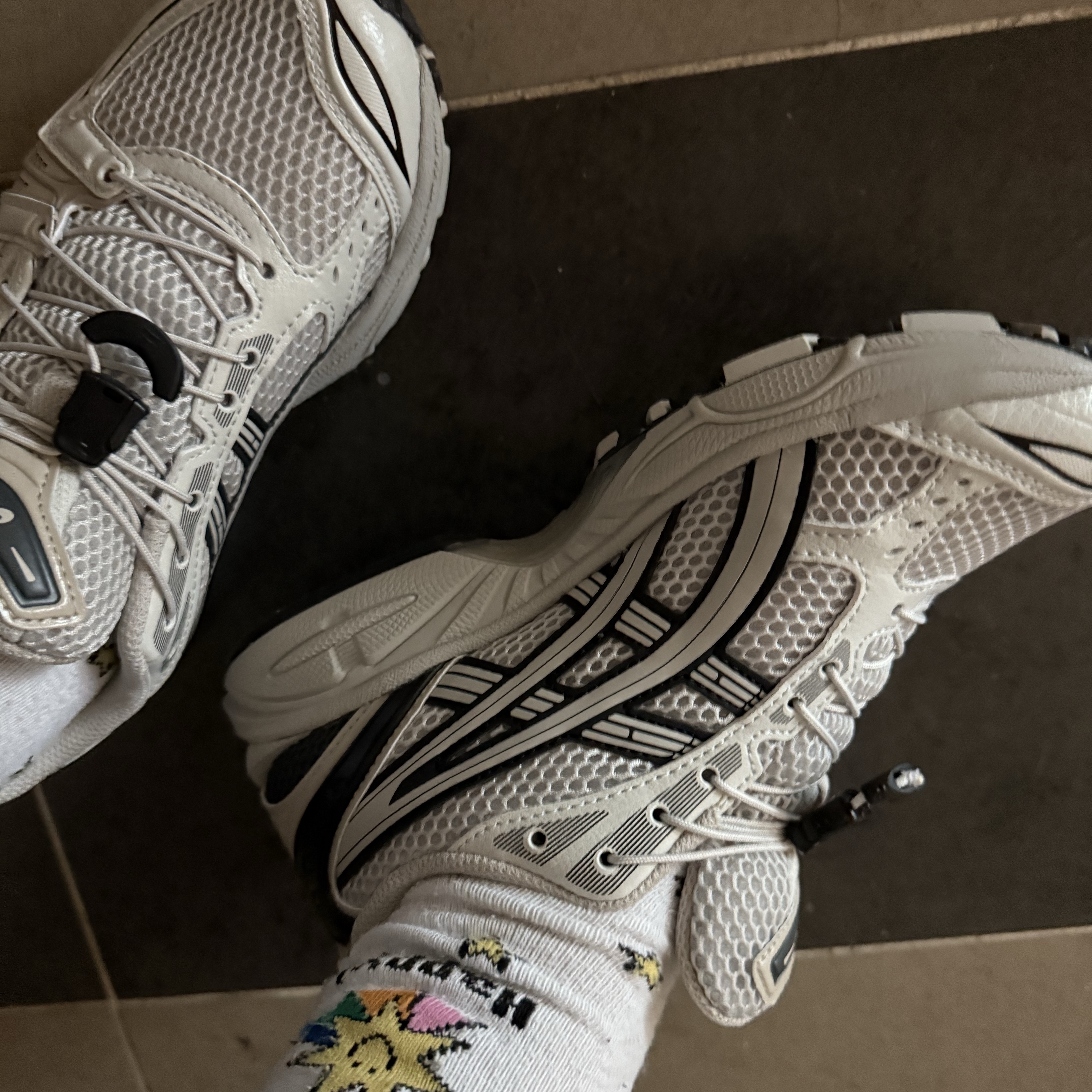 Asics Unlimited Gel-Kayano 14 Smoke Grey, Asics Jog 100 S White Black - 2E Wide 착용 스타일 - 2
