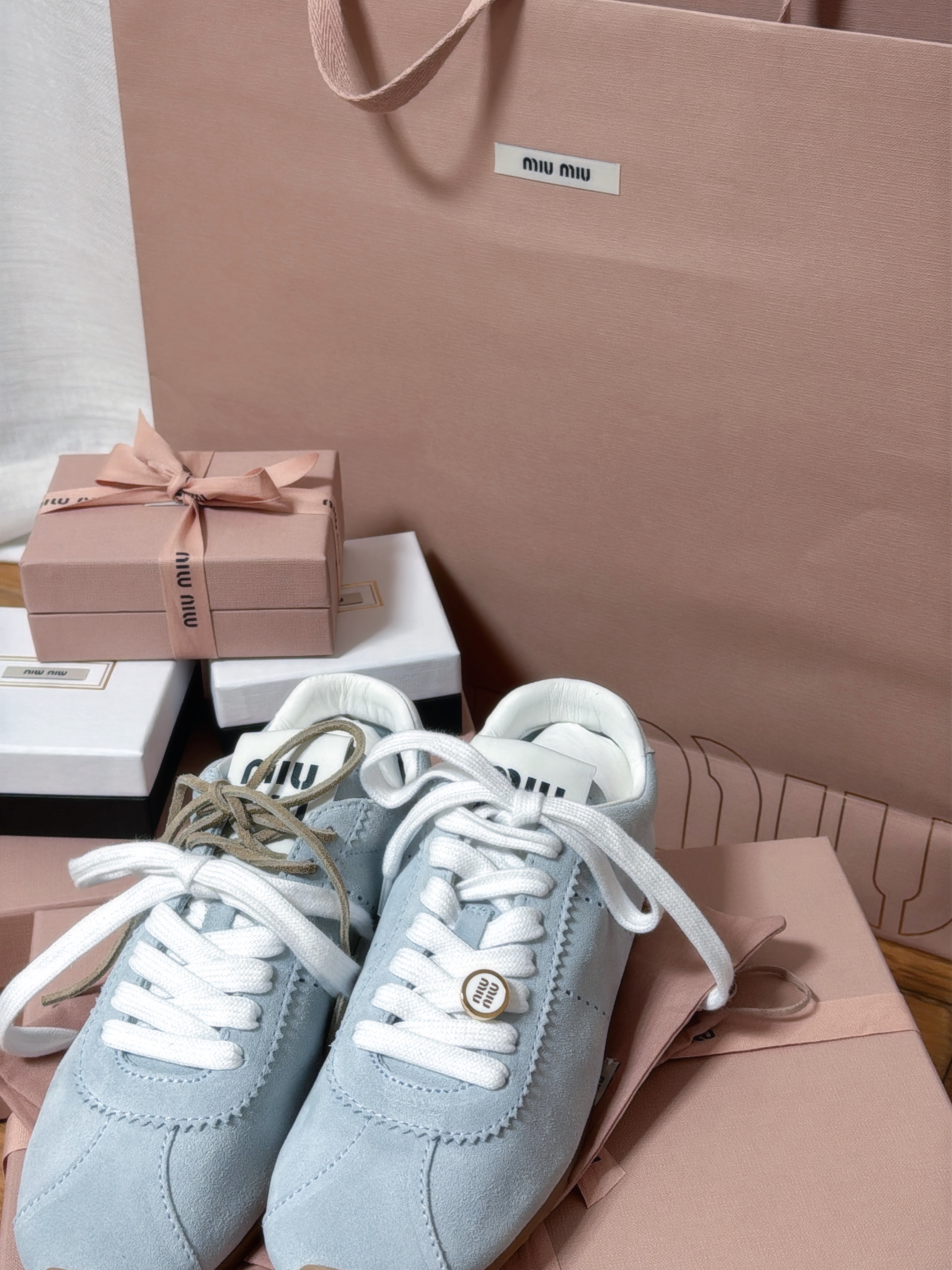 (W) Miu Miu Suede Sneakers Light Blue 착용 스타일 - 1