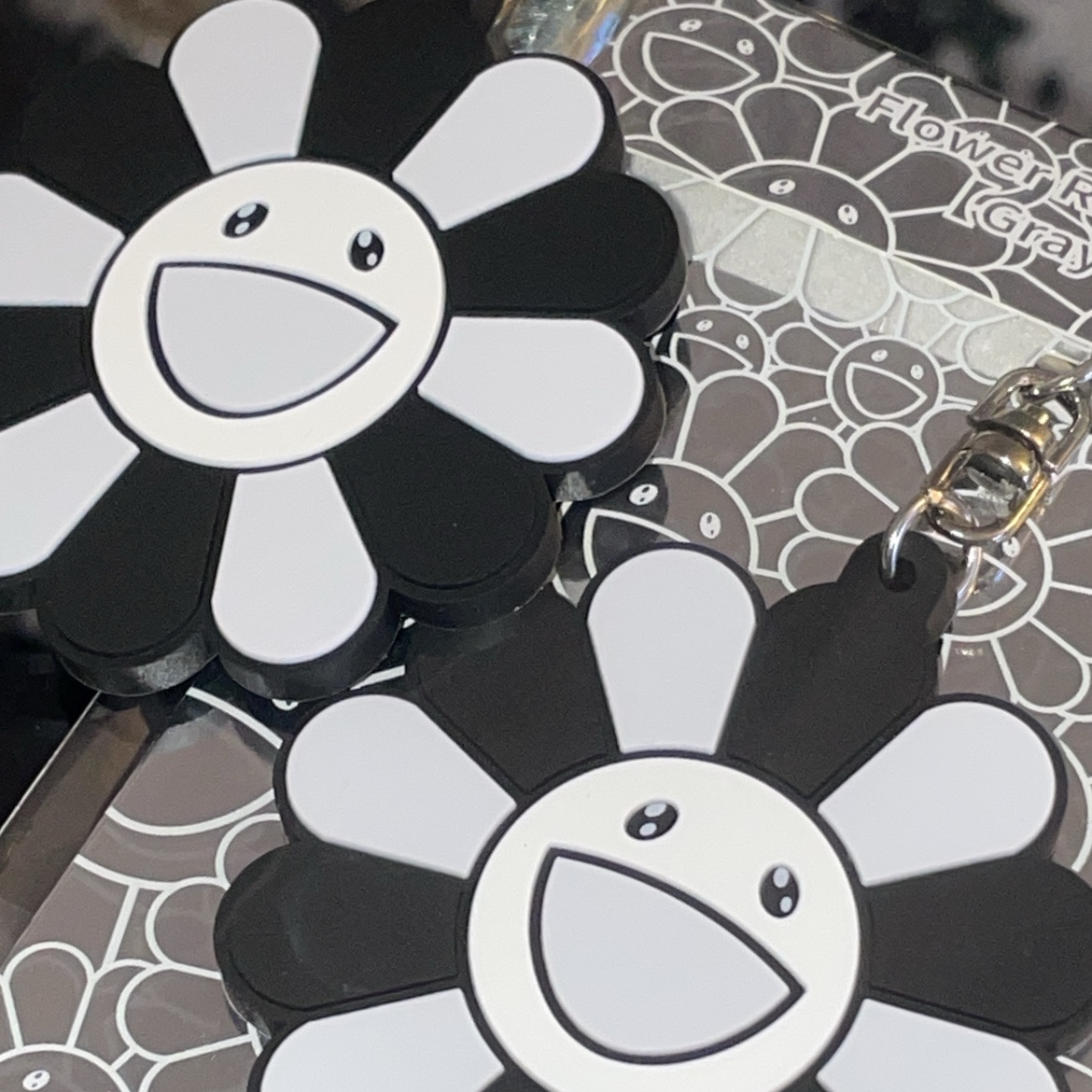 Kaikai Kiki Flower Rubber Keyring Gray Black 착용 스타일