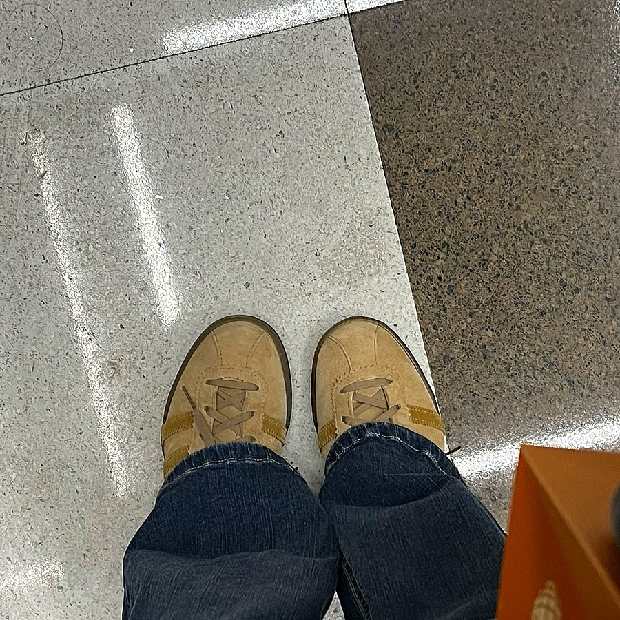 Adidas Tobacco Pantone Mesa 착용 스타일