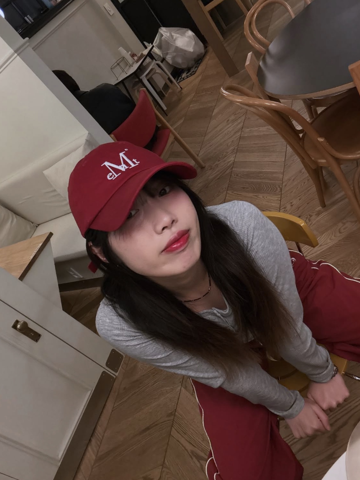 MUCENT Signature Ballcap Burgundy 착용 스타일 - 3