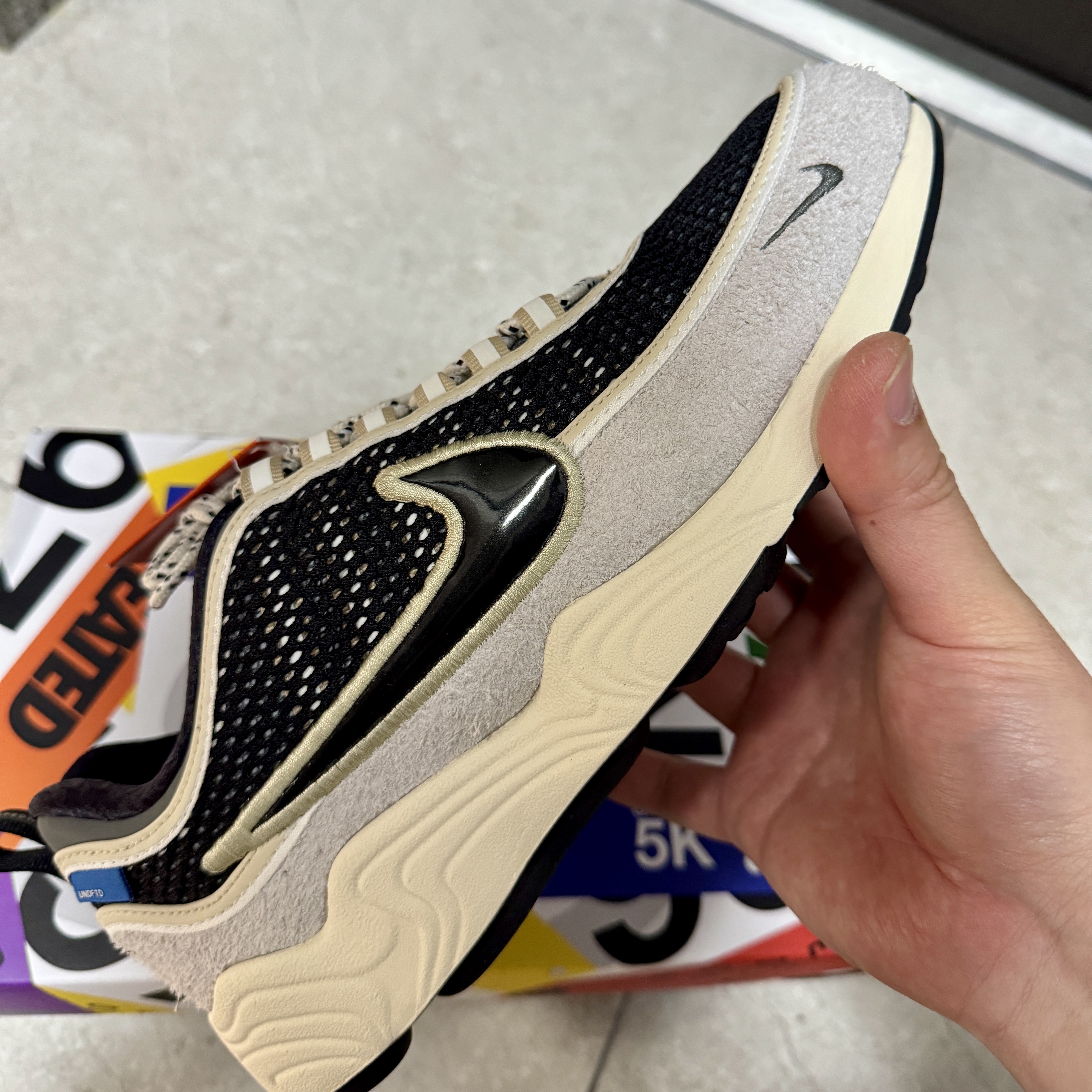 Nike x Undefeated Air Zoom Spiridon Phantom Black 착용 스타일 - 2