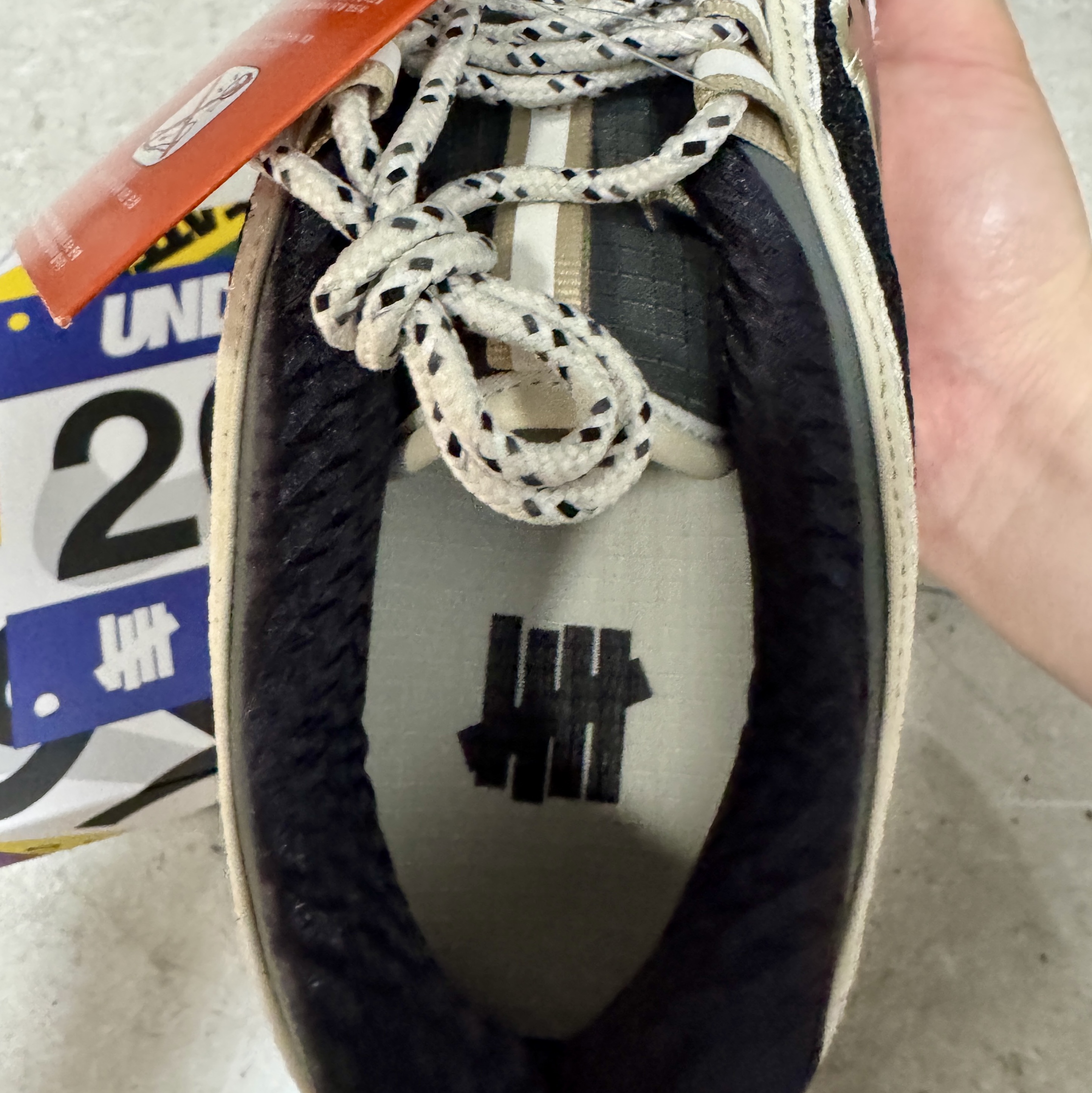 Nike x Undefeated Air Zoom Spiridon Phantom Black 착용 스타일 - 3