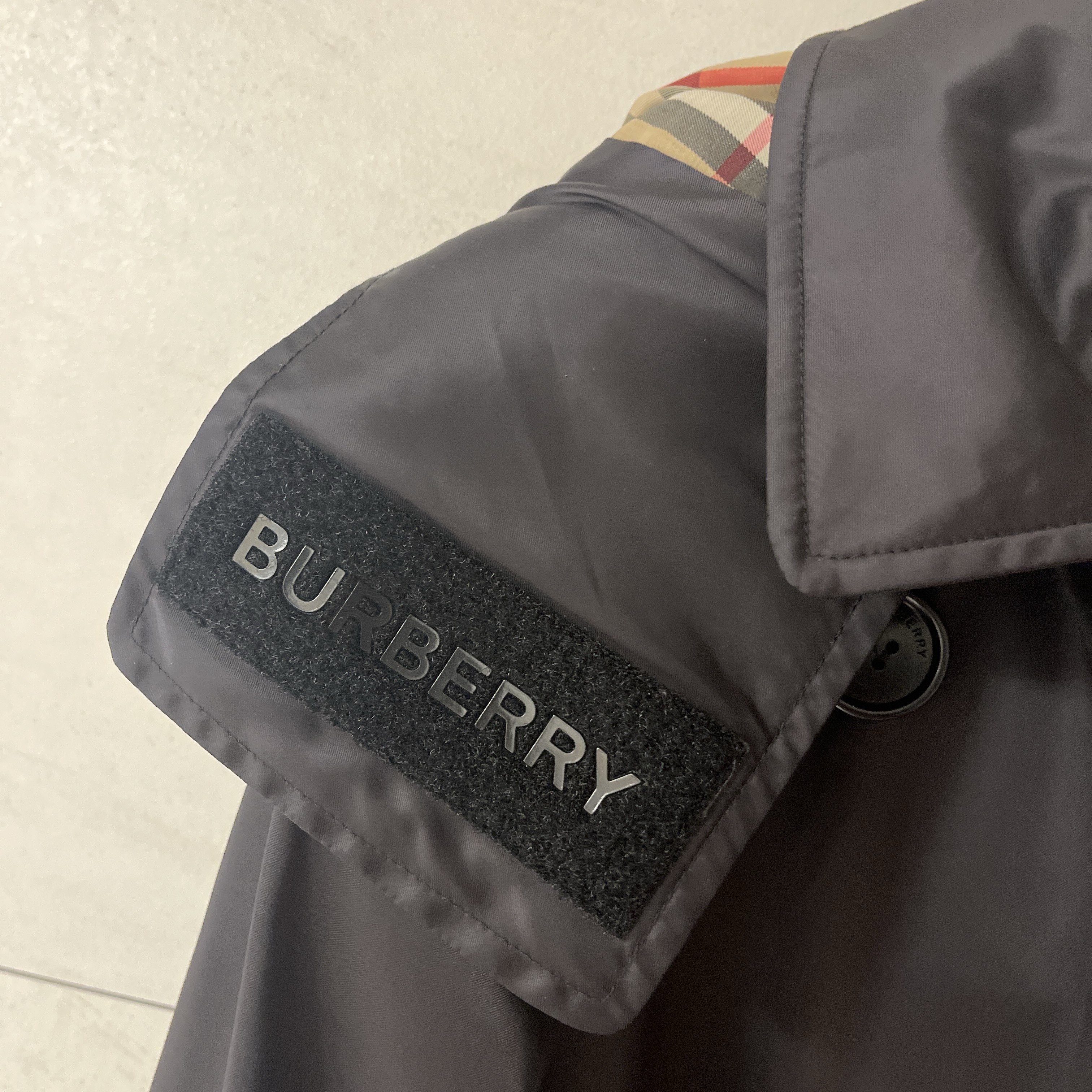 (W) Burberry Detachable Hood Teffeta Kensington Trench Coat Black 착용 스타일 - 2